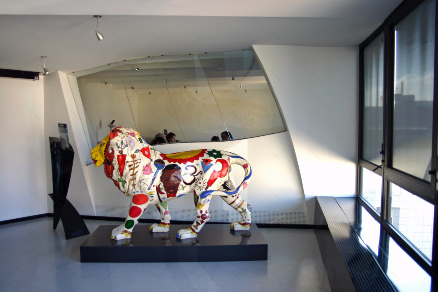 流线型玻璃墙打造舒适会议空间-10