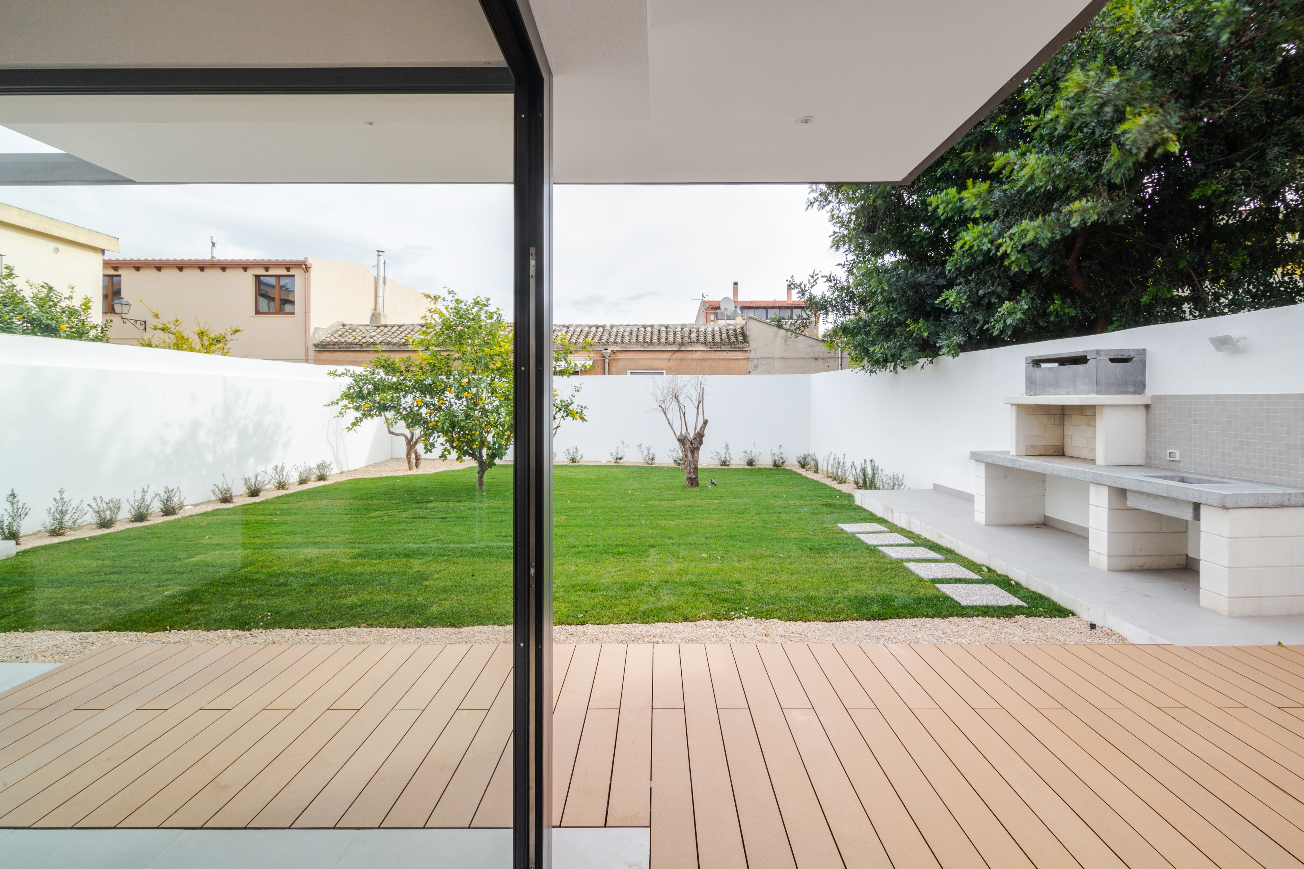 三层楼的灵活布局与光影调控-4