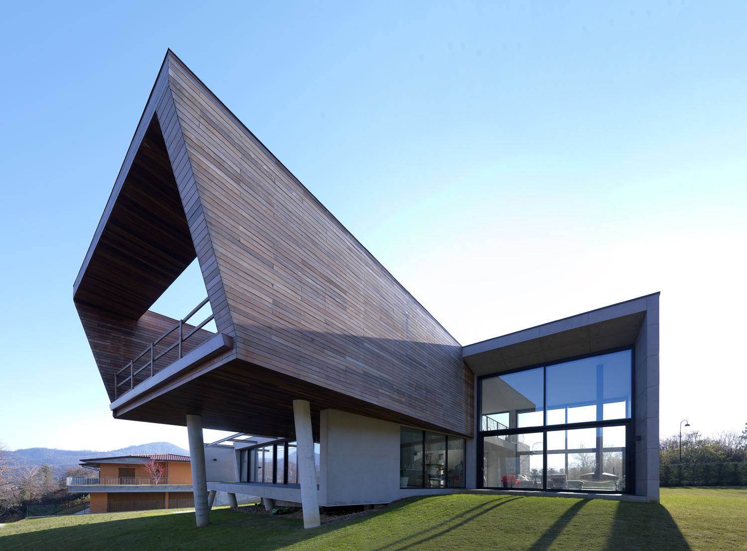 悬浮森林中的透明别墅-11