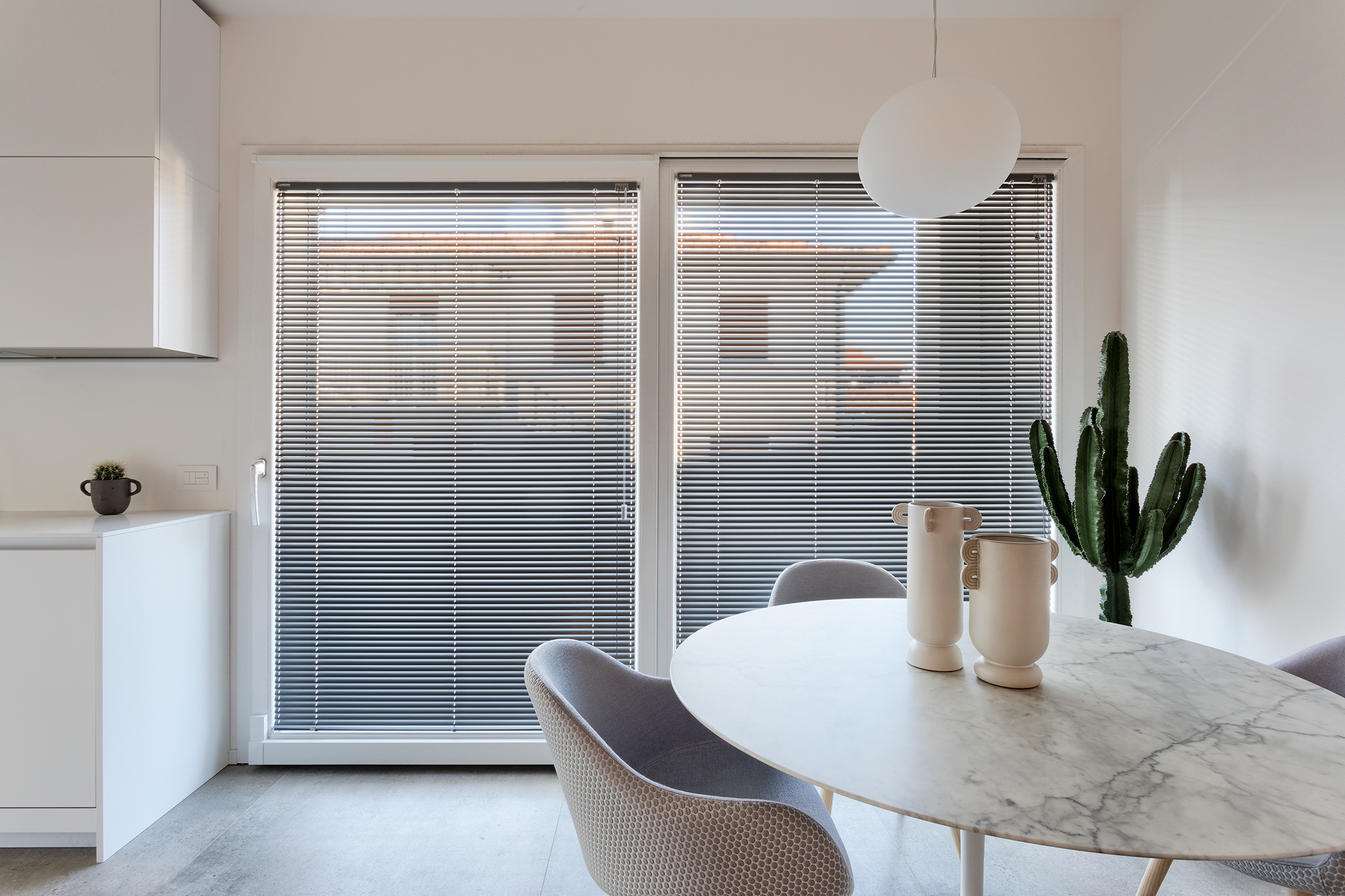 极简白色公寓,自然光线与设计完美融合-33