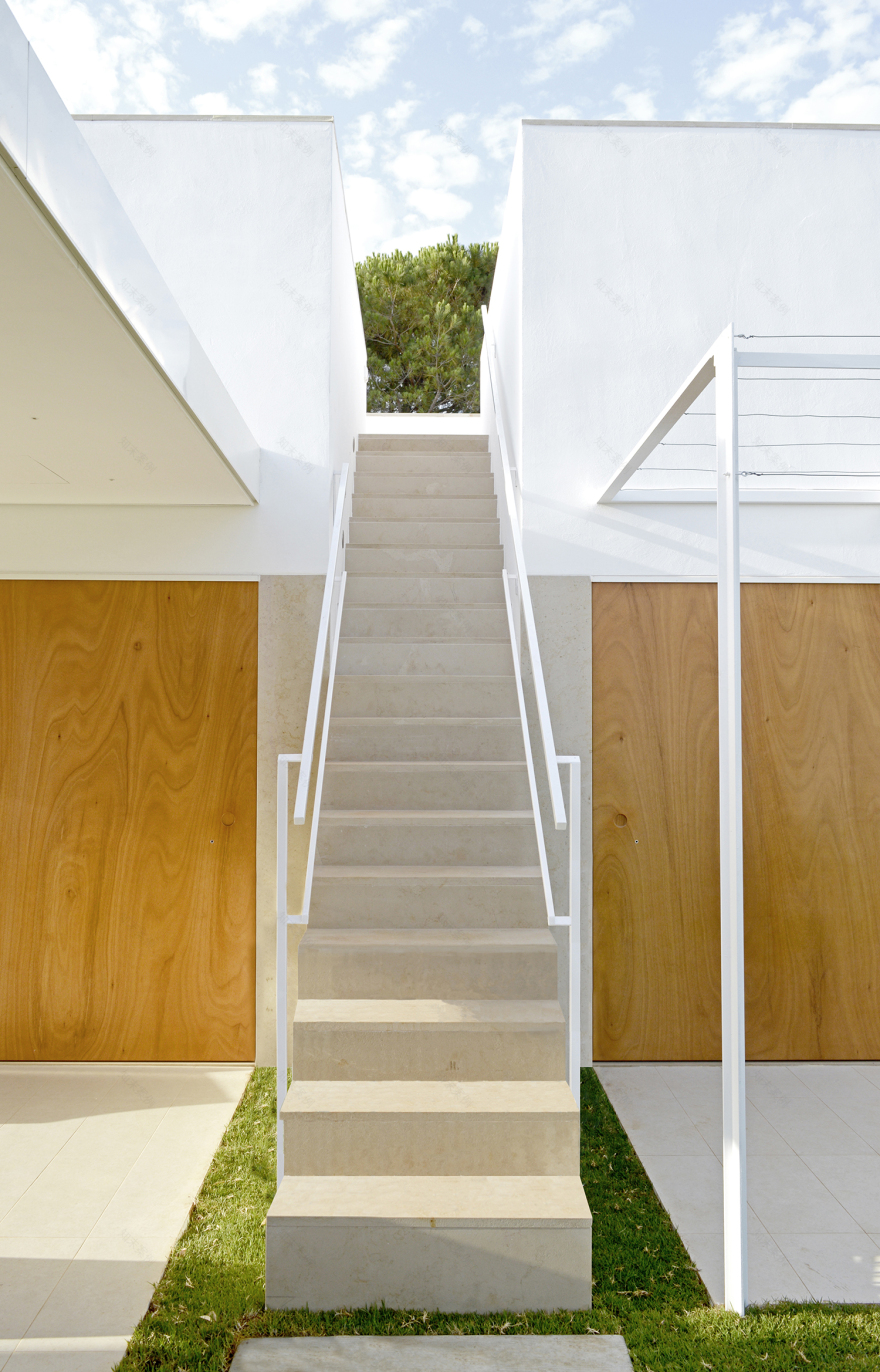 意式简约别墅设计,白色之城尽收眼底-4