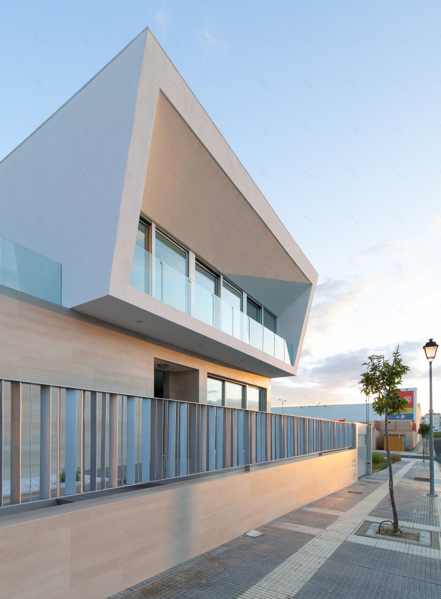 梦幻般的贝塞尔别墅 | 传统与现代的完美结合-0