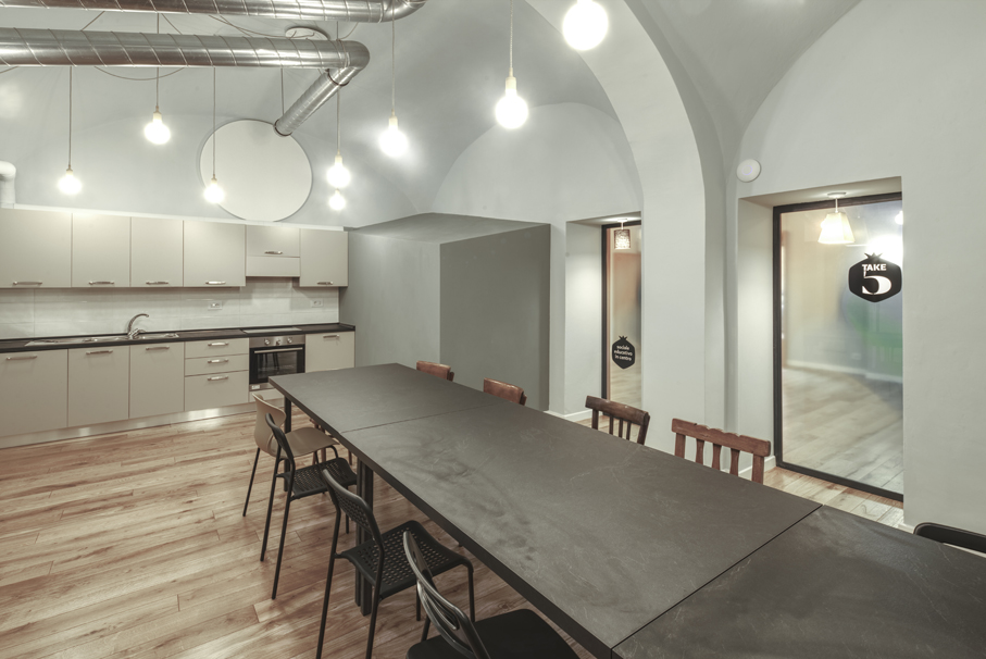 历史建筑中的现代转型 | 温暖木质的多功能空间-6