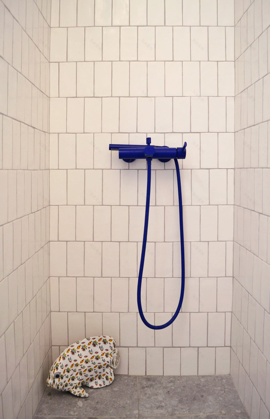 活力色彩的雅典浴室翻新设计-2