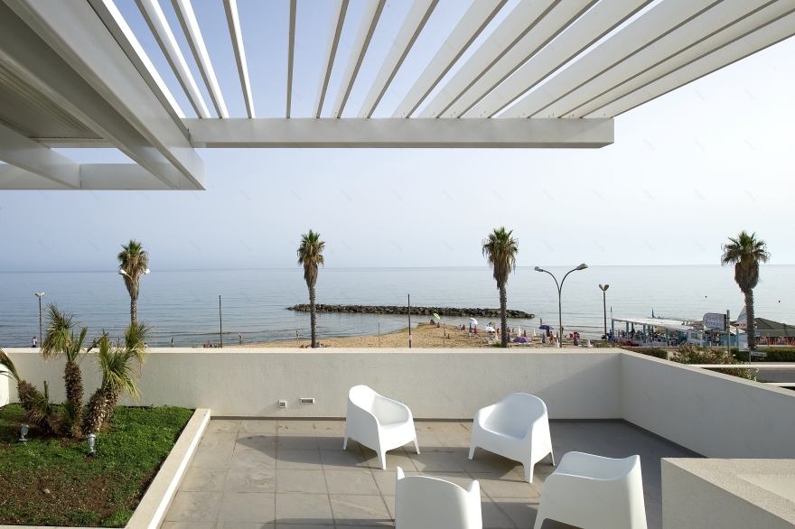 海滨别墅的现代蜕变 | 纯净、简约与功能性完美融合-9