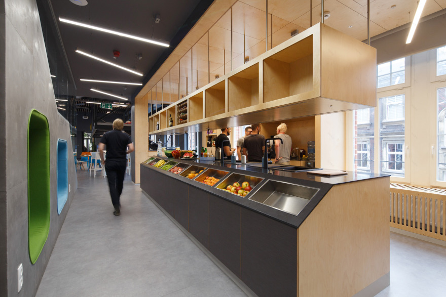 波兰哥特式旧邮局里的创意绿意办公空间-14