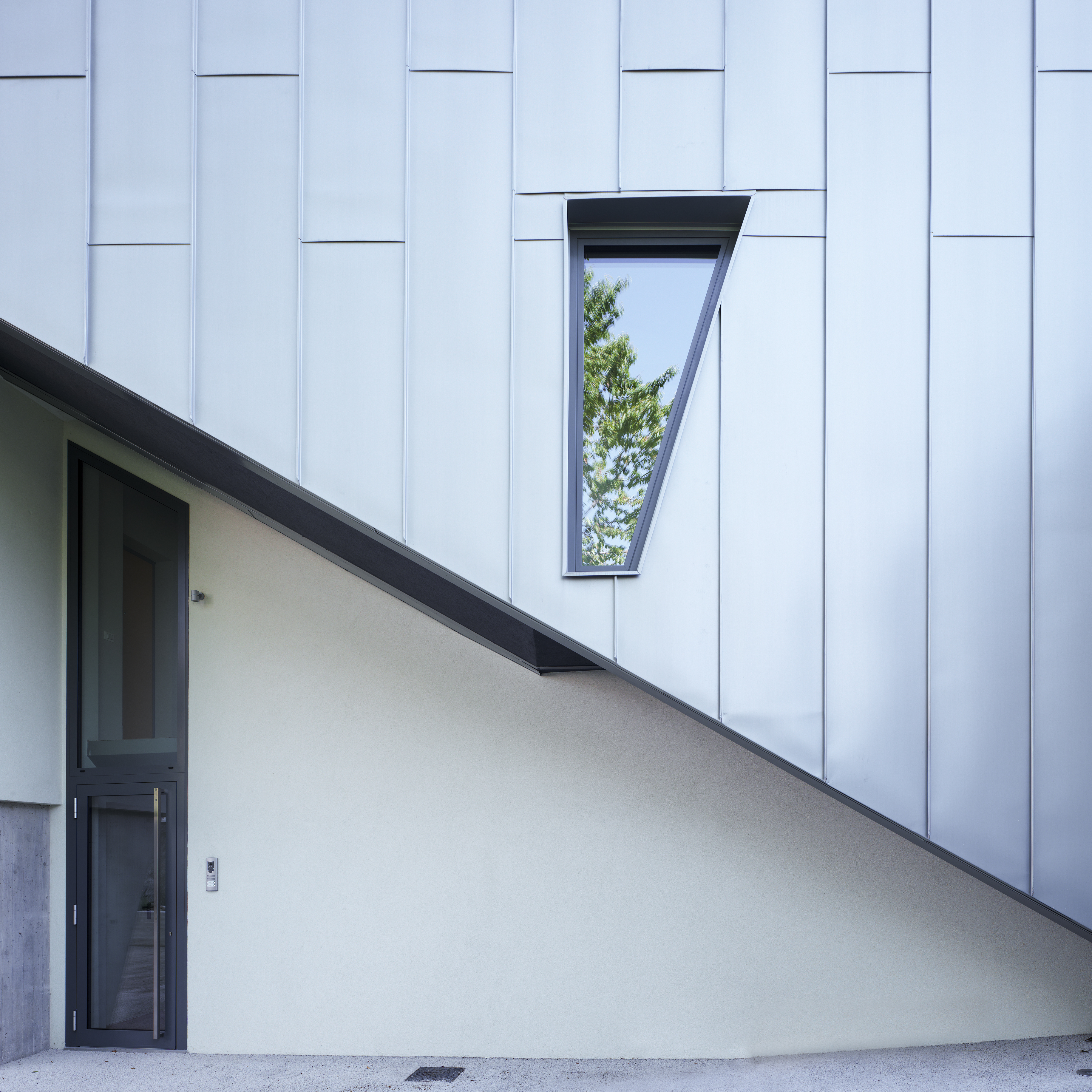 创意风暴中的仓库改造 | 意大利米兰金属木质建筑-3