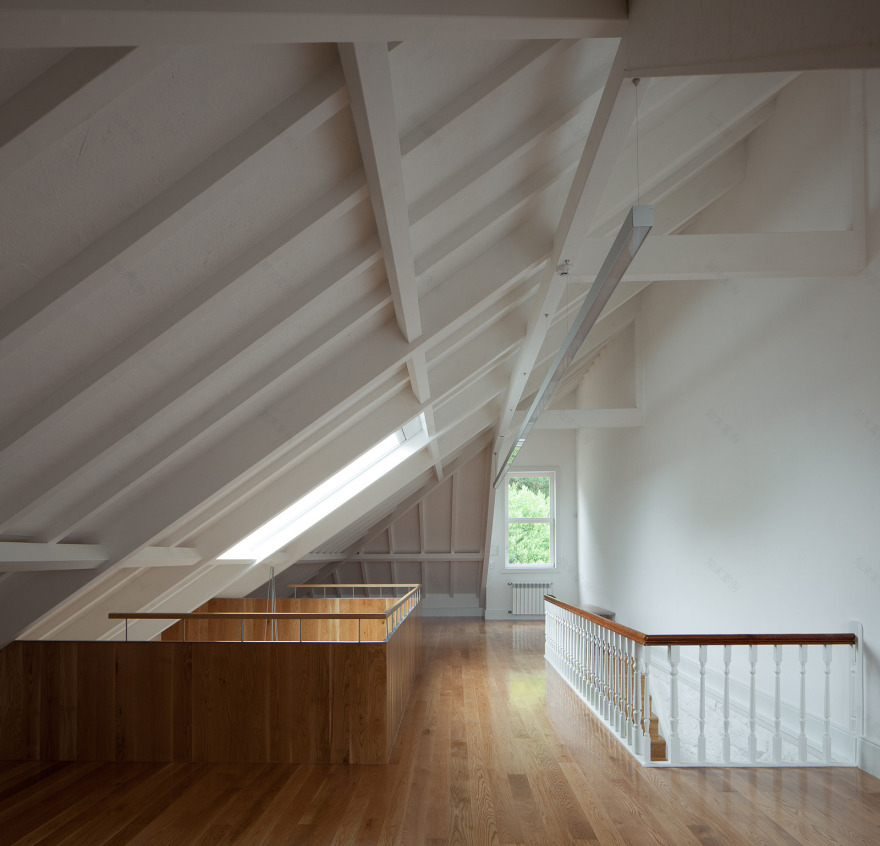 废弃老屋涅槃重生,绿色玻璃门成点睛之笔-8