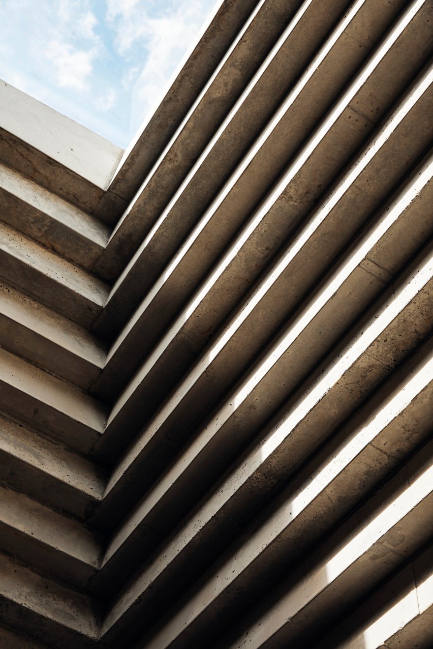 混凝土金字塔下的海滩别墅设计-57