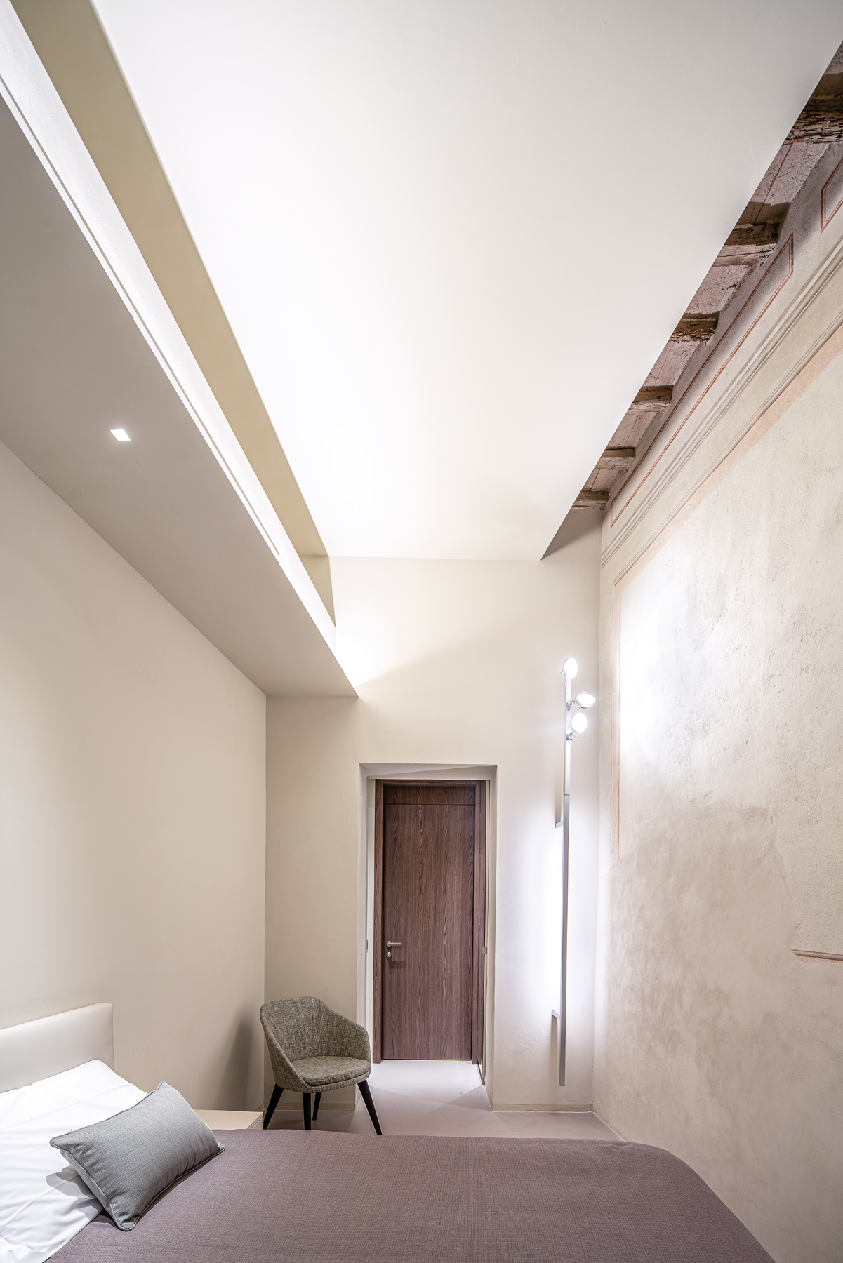 历史宅邸的现代重生 | 灯光与家具的完美融合-1