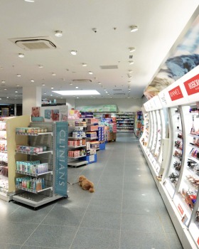 意大利 UDINE 的 DM 药店设计