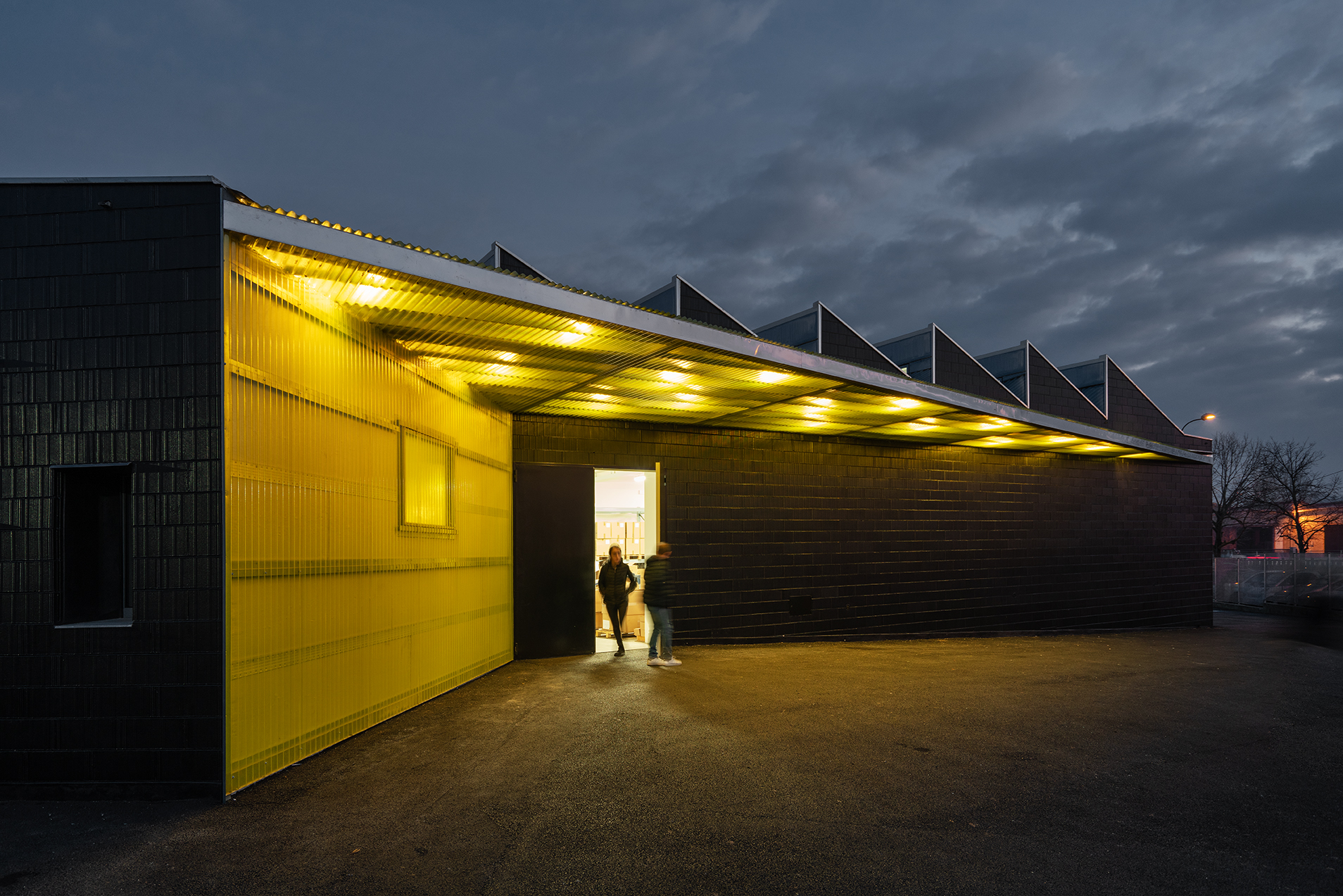 绿色纤维玻璃外墙,打造温馨包容的康复中心-17