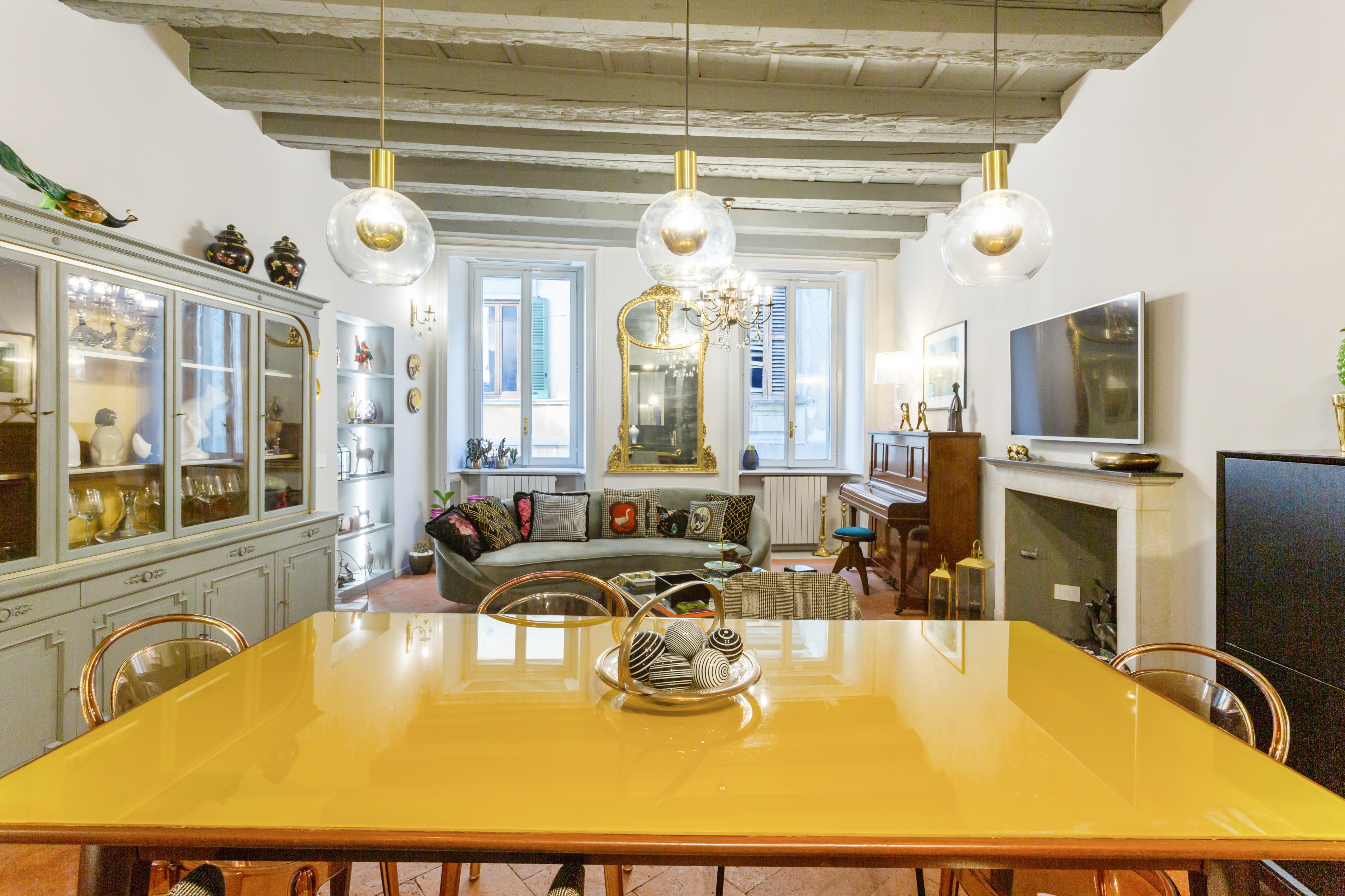 历史建筑中的动物主题复古空间-1