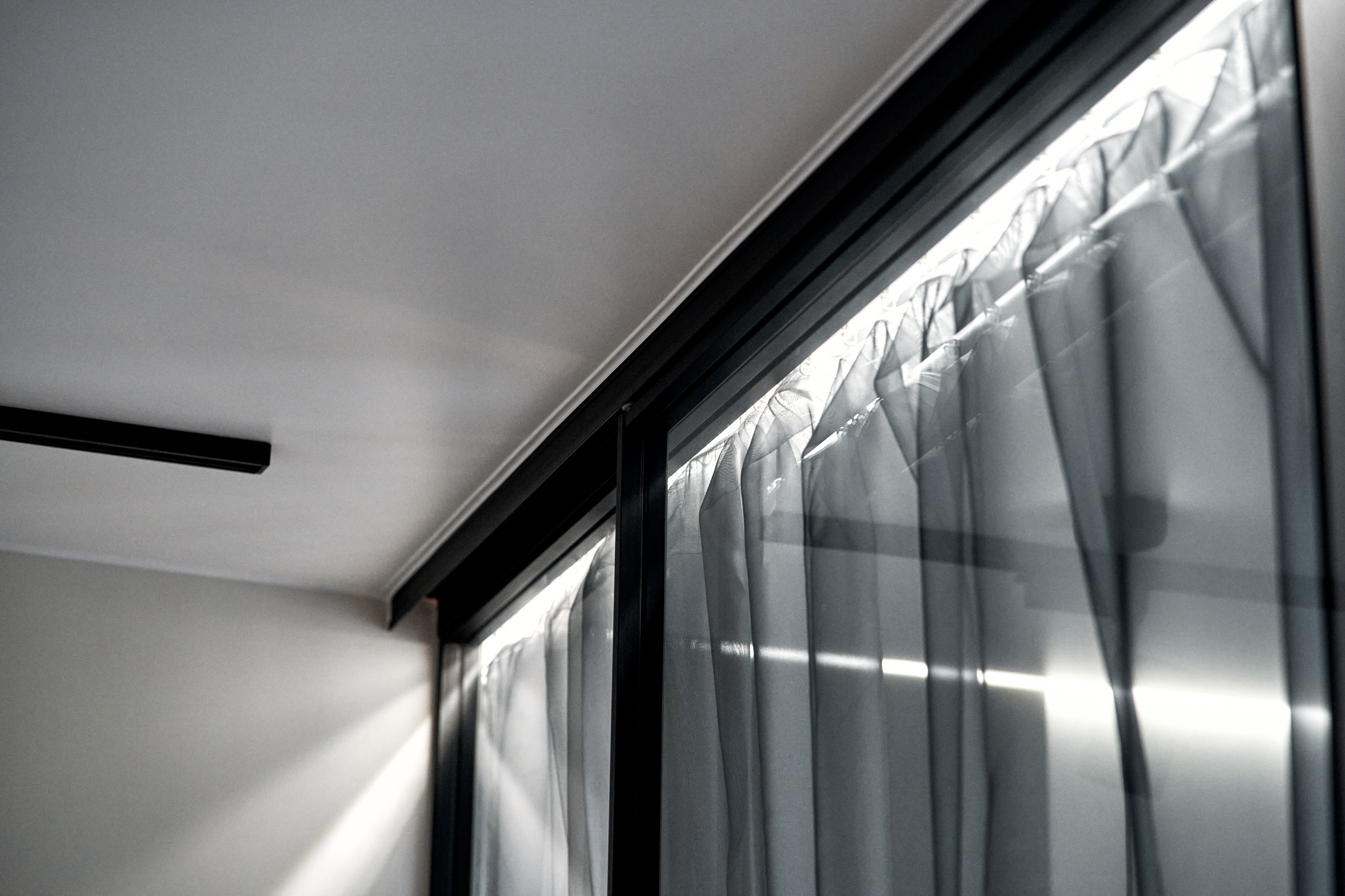 极简黑框玻璃门 | Raumplus 打造优雅室内空间-12