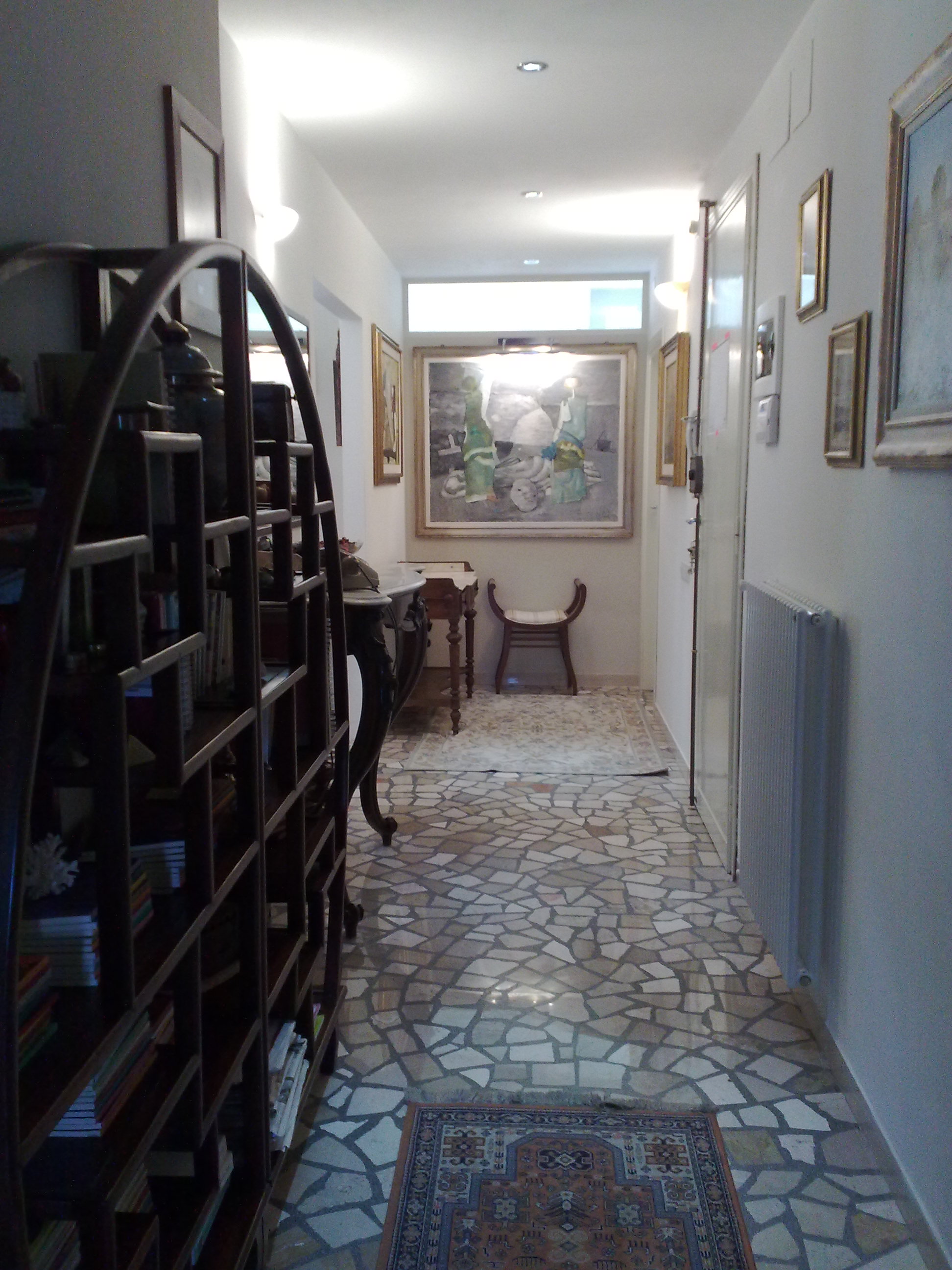 意大利皮萨公寓科技翻新，原木风格打造宜居空间-5