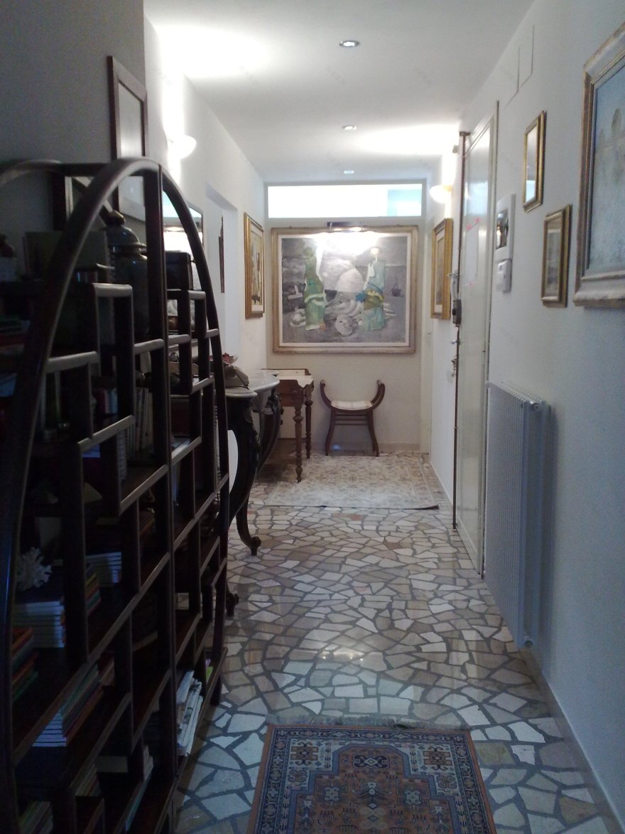 意大利皮萨公寓科技翻新,原木风格打造宜居空间-5