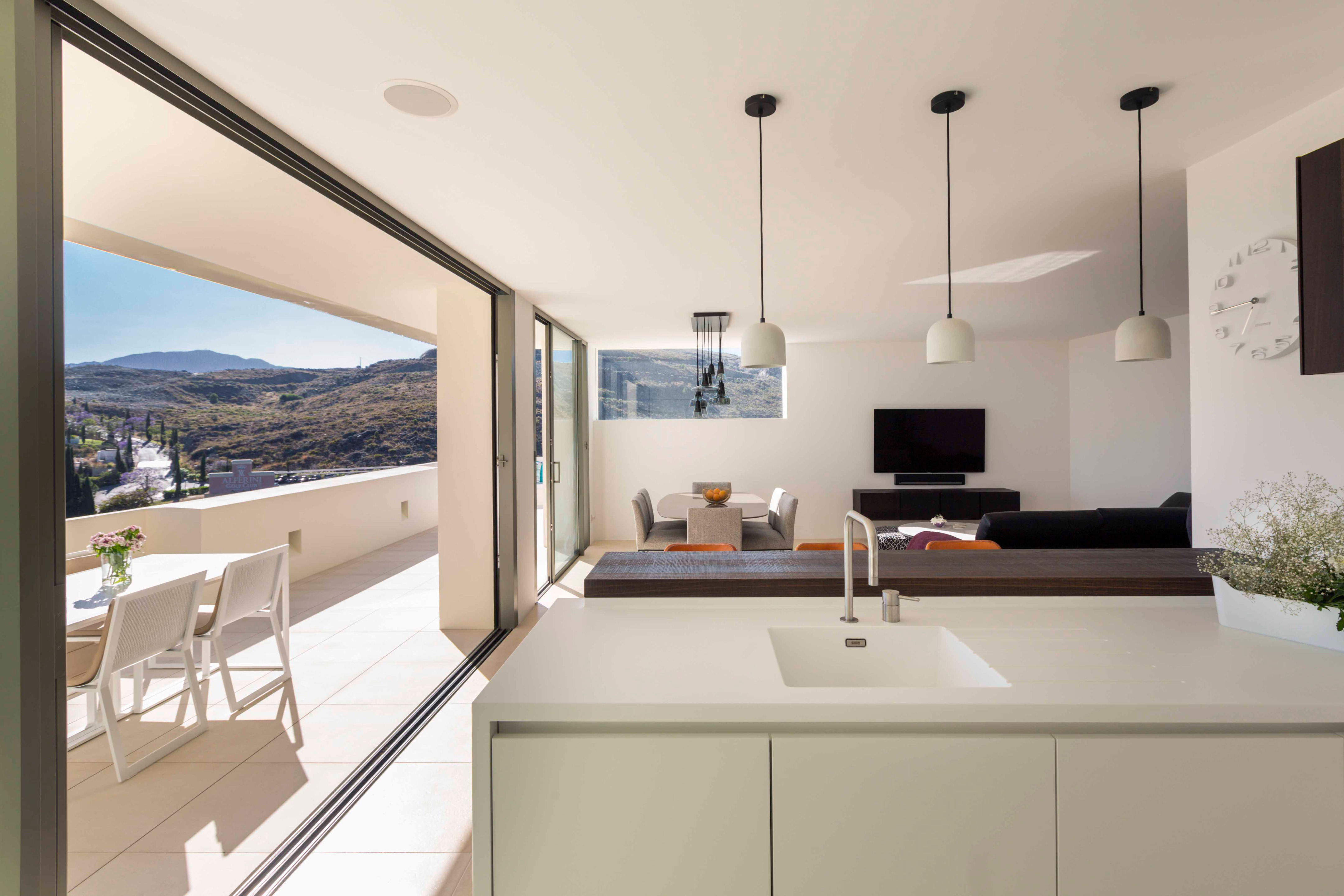 融合自然景观的西班牙风格别墅设计-3