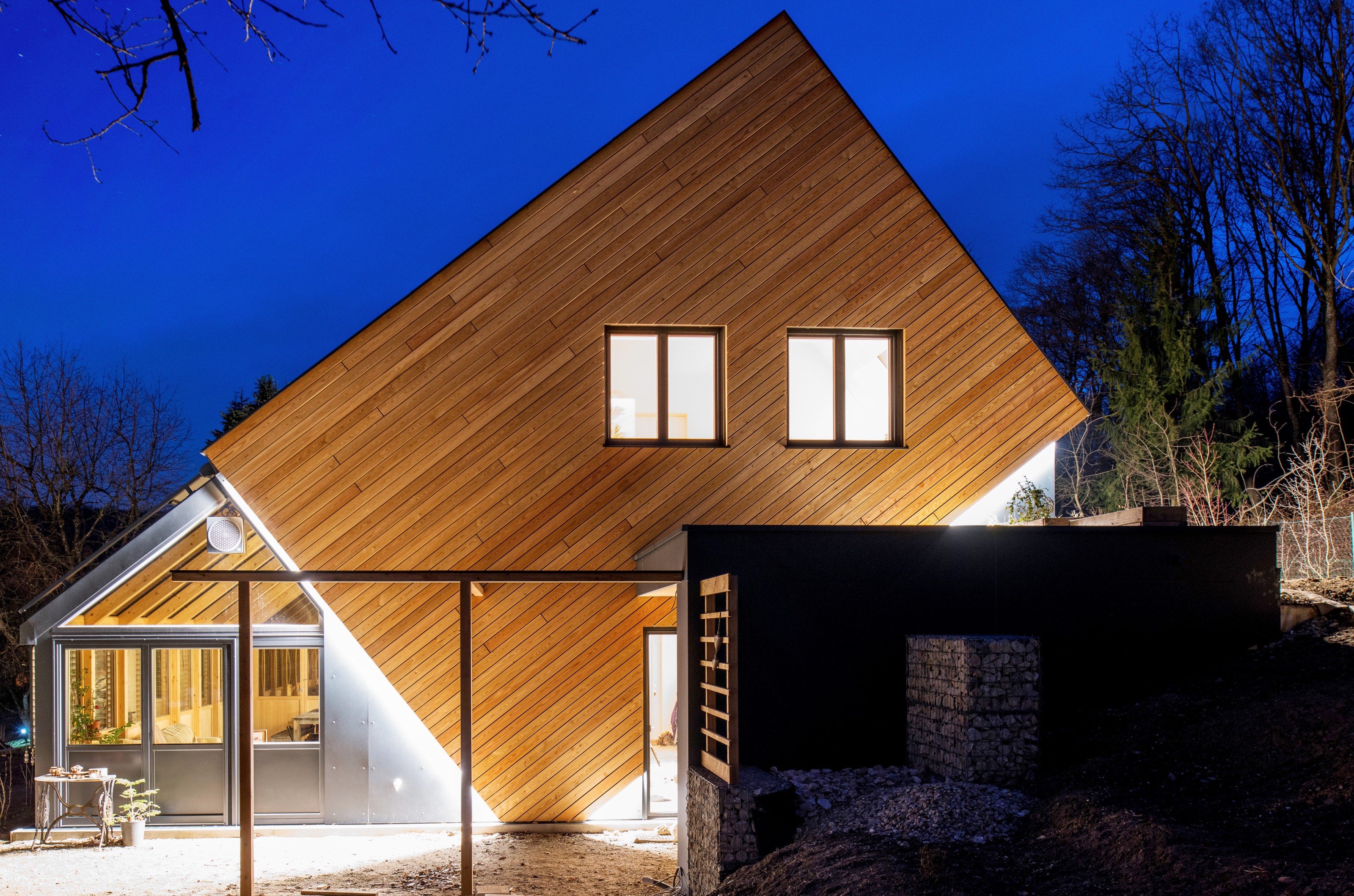 嵌入山体的太阳能光伏木屋-0