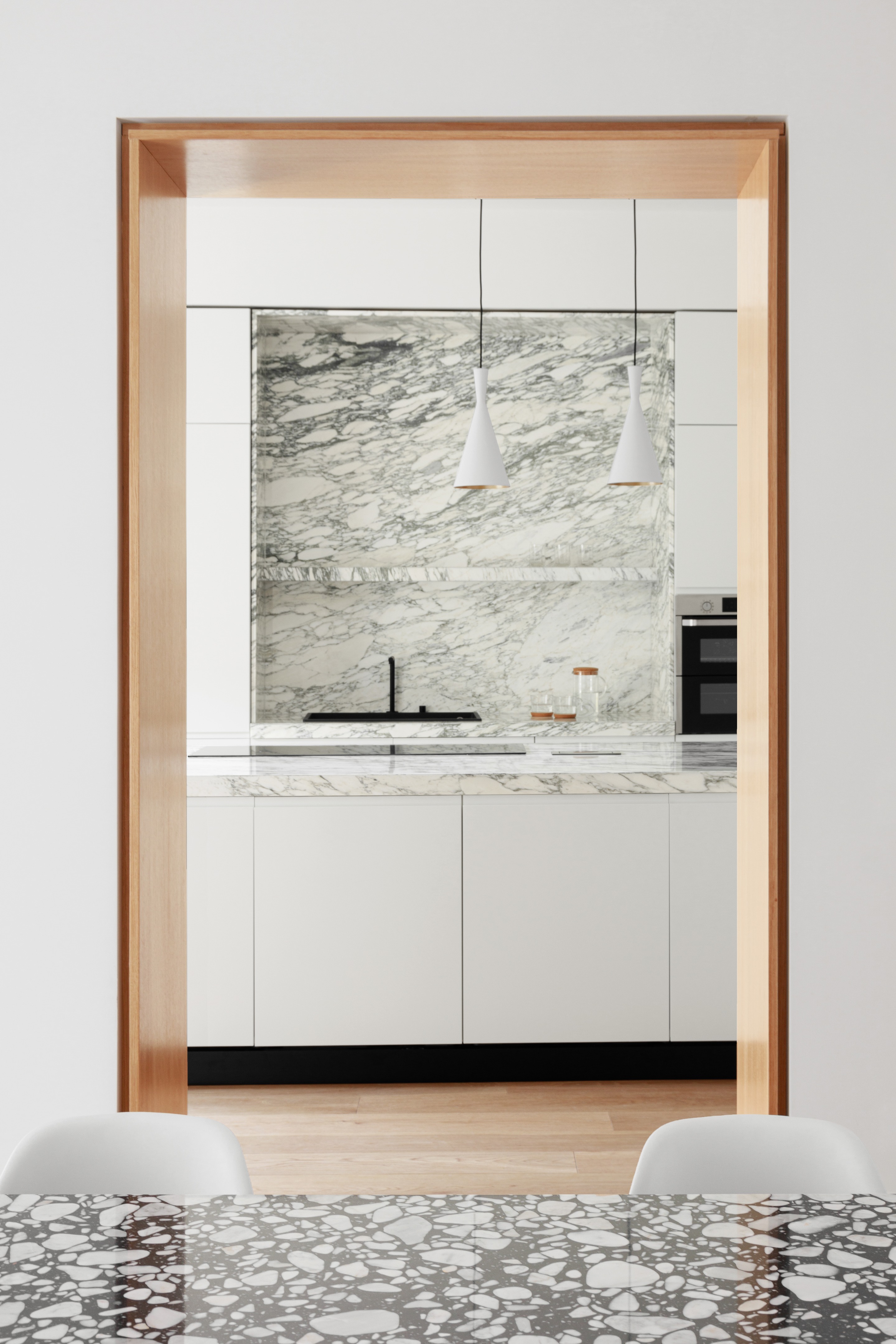 简约现代的 140 平米公寓 | 自然光与社交空间的完美融合-3