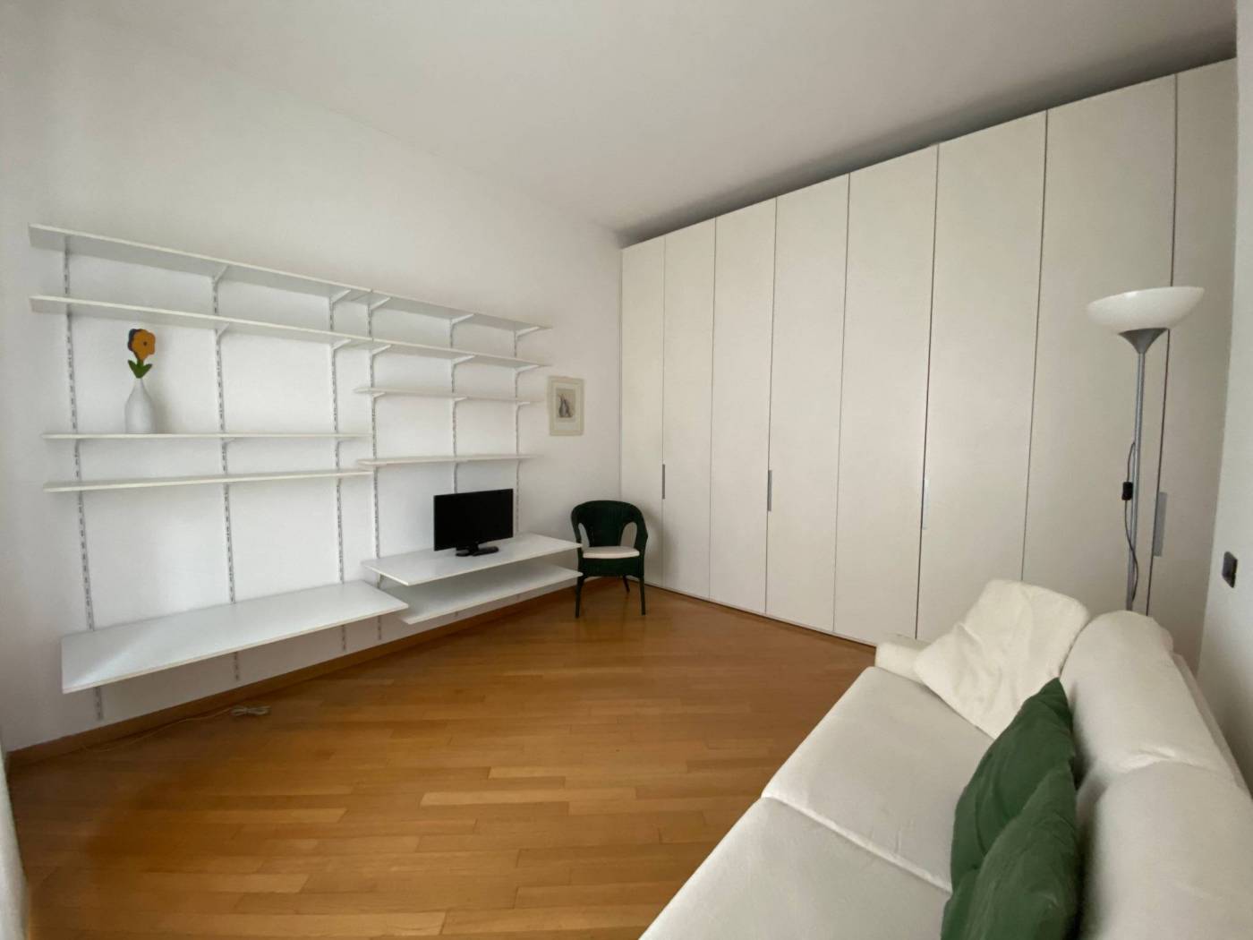 米兰 Portello 小户型改造，极简“全白”设计打造舒适温馨生活空间-2