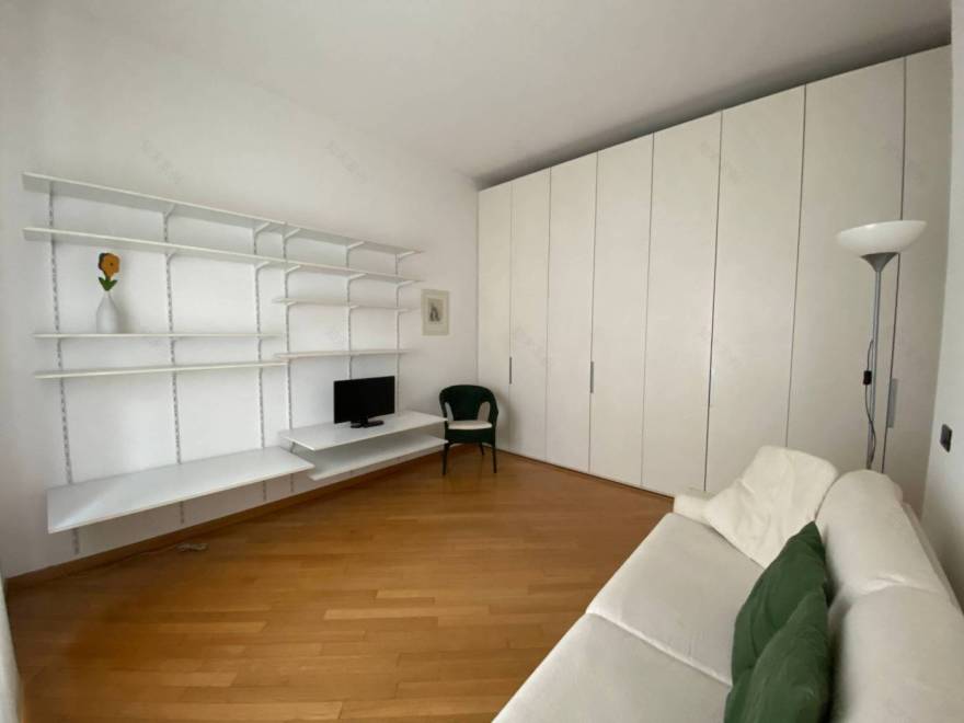 米兰 Portello 小户型改造,极简“全白”设计打造舒适温馨生活空间-2