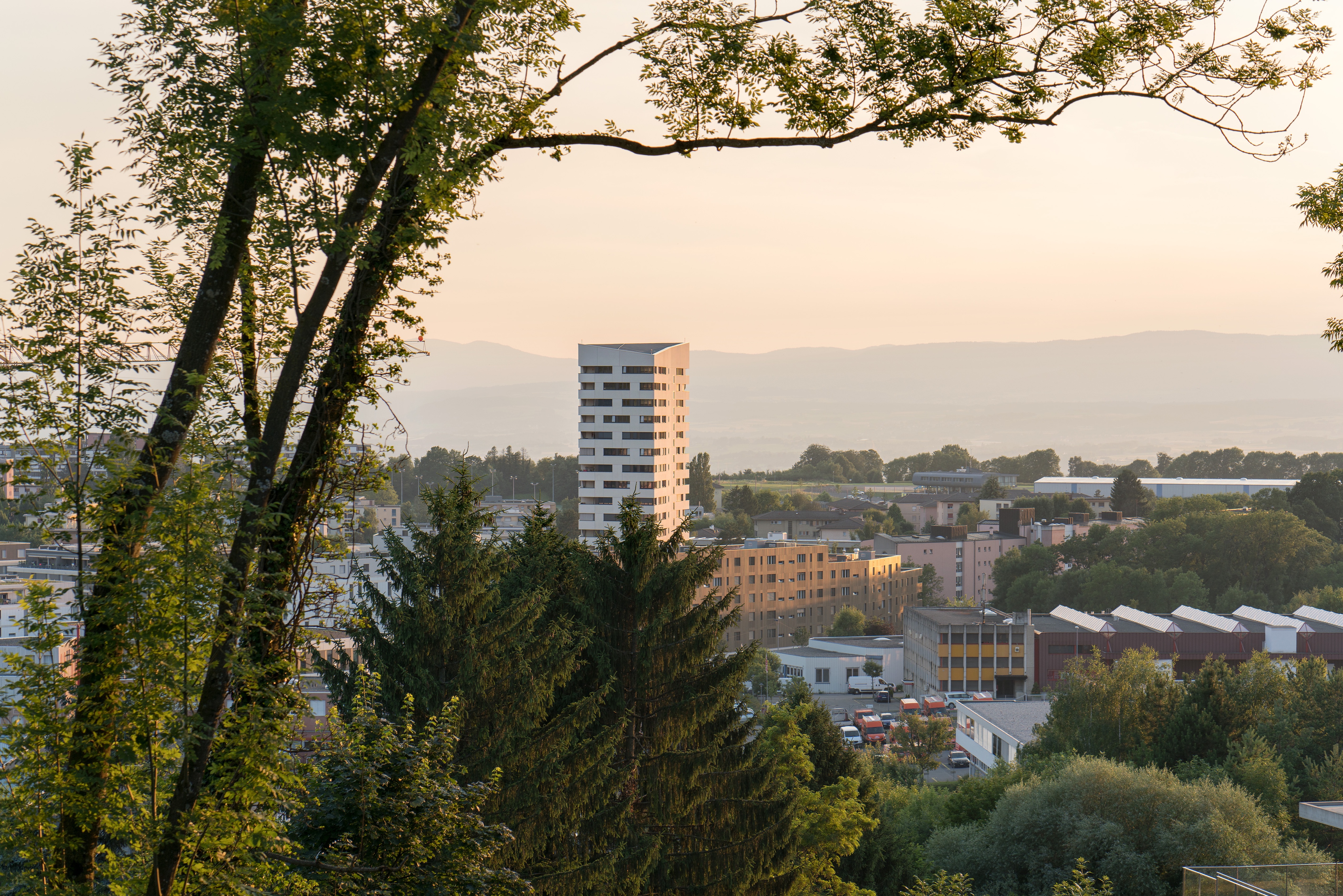 CCHE Architecture 打造瑞士蒙特勒时尚公寓——Quartier du Bugnon - Les Balcons du Mont-0