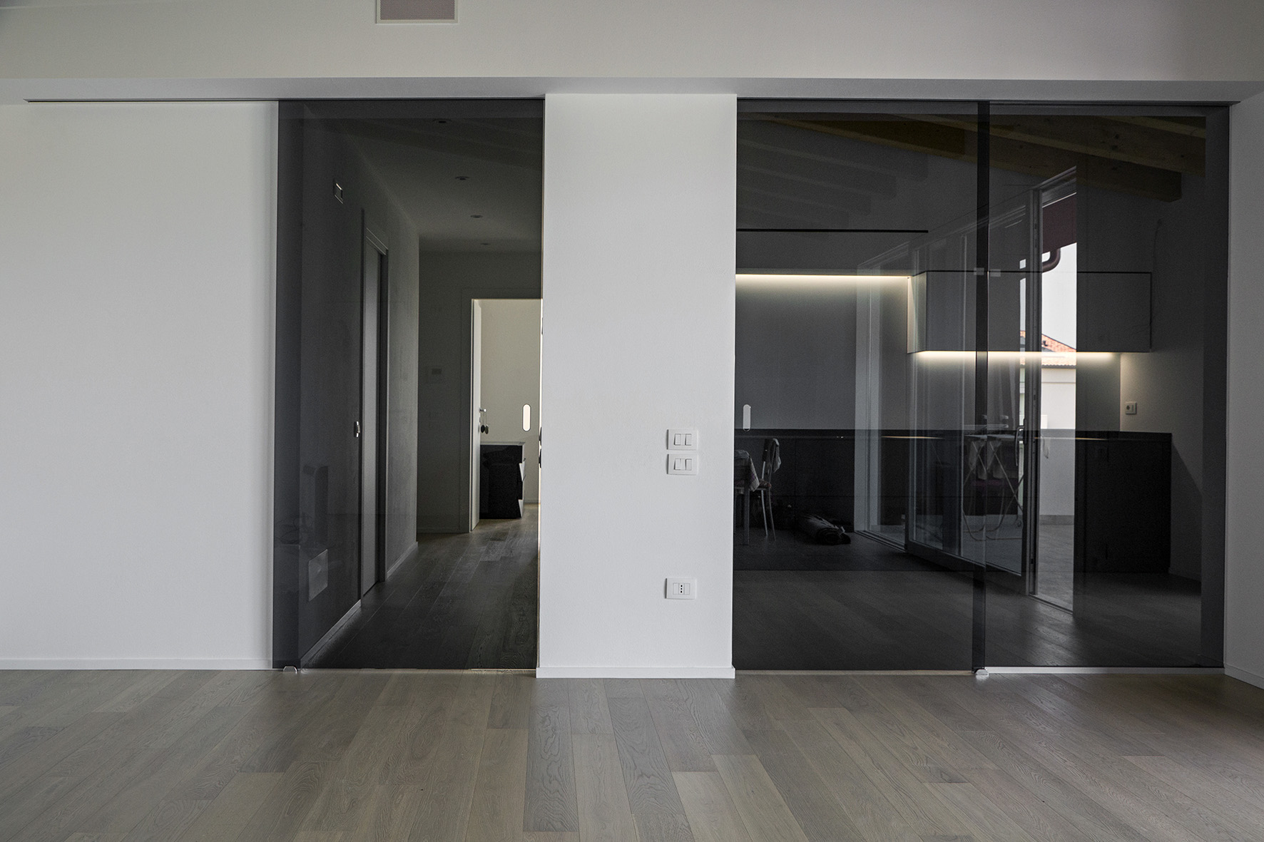 Progetto e realizzazione di arredamenti su misura in un'abitazione in provincia di Venezia. Collaborazione con Babato1934.-1