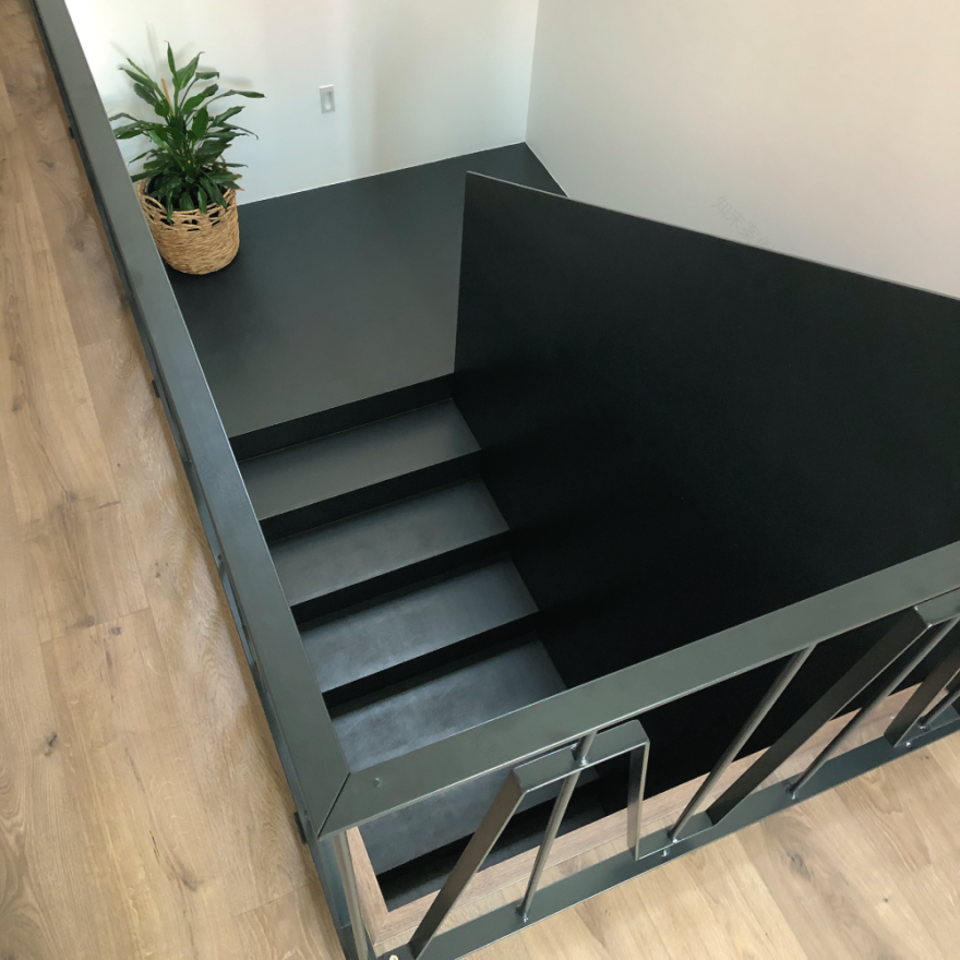 葡萄牙历史中心住宅翻新,木质阶梯成亮点-19