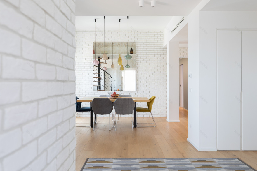 融合极简与装饰艺术的罗马公寓改造-1