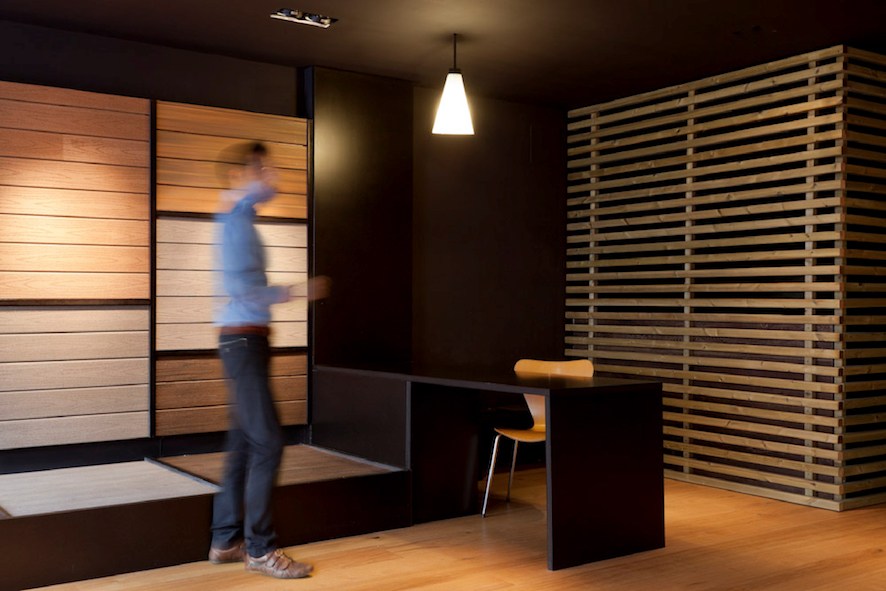 重组木料打造独特地板展厅-4