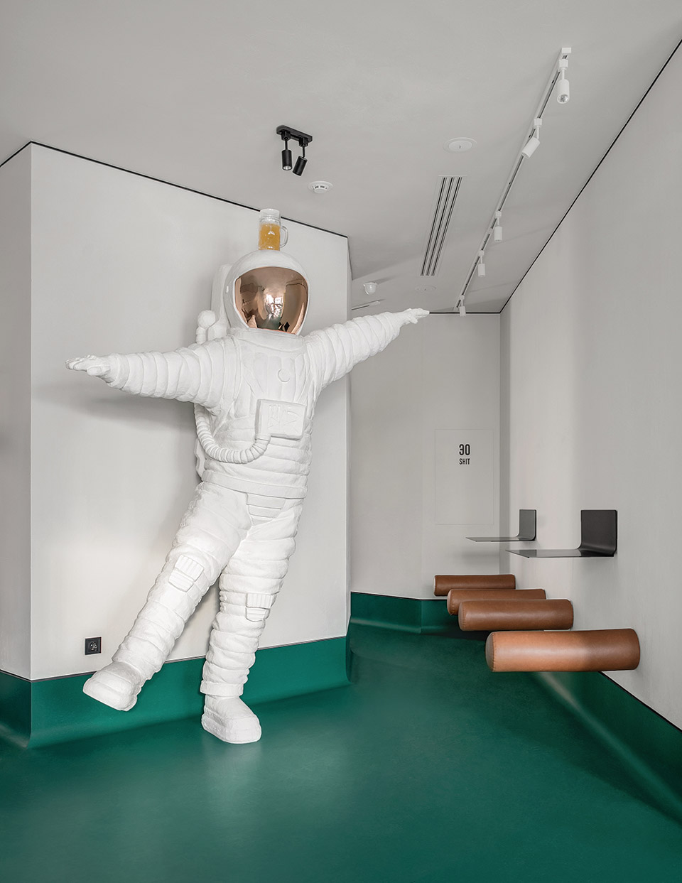 FOODOO饭馆，基辅/2.5米高的宇航员装置作为空间主角-28