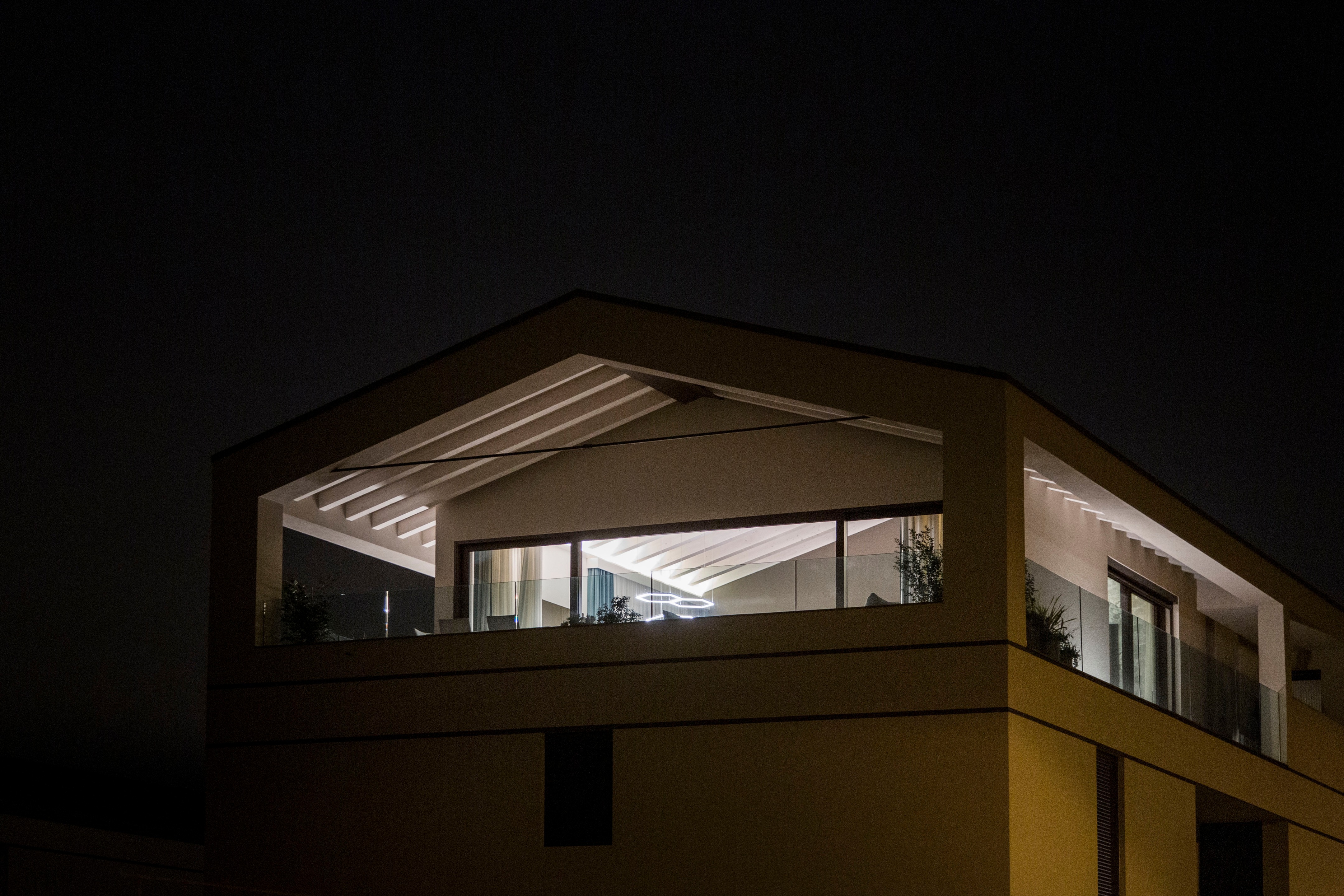 Attico White & Gray-19