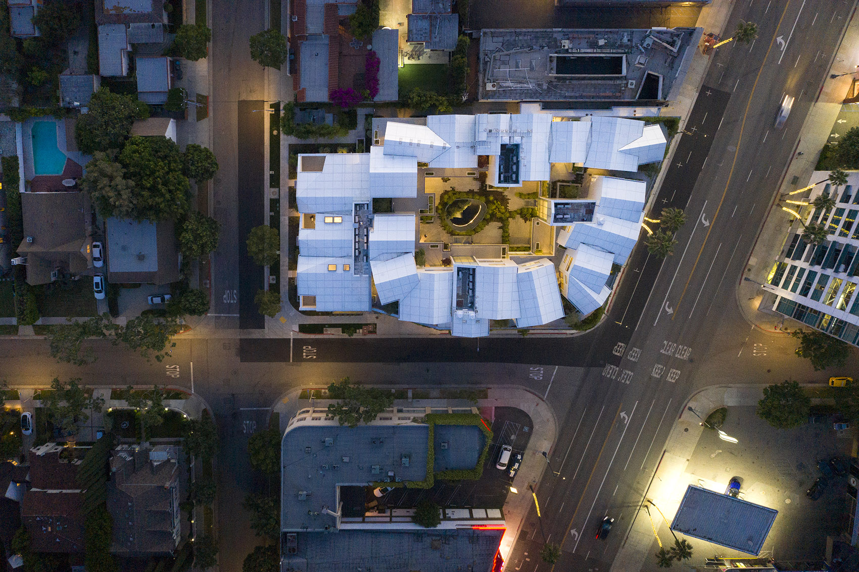 比弗利山丘庭院，洛杉矶/MAD首个美国建成项目，将洛杉矶标志性的山庄在城市环境中复制-12
