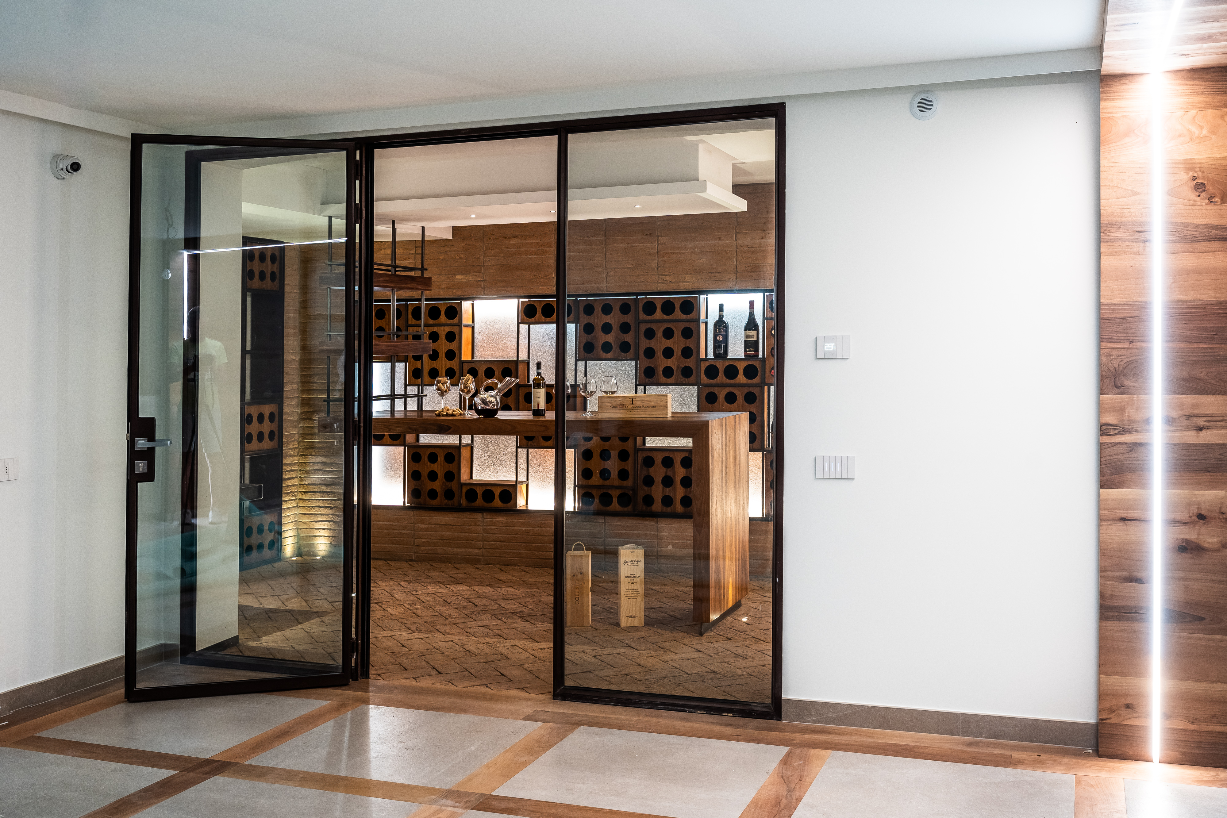 私人别墅里的特色酒窖设计-11