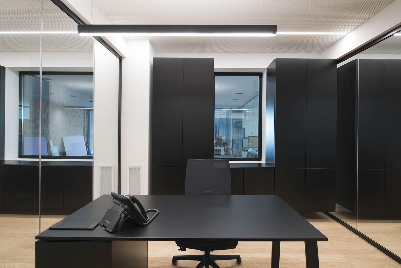 历史建筑中的现代办公室设计 | 铜、黄、木的啤酒主题空间-13