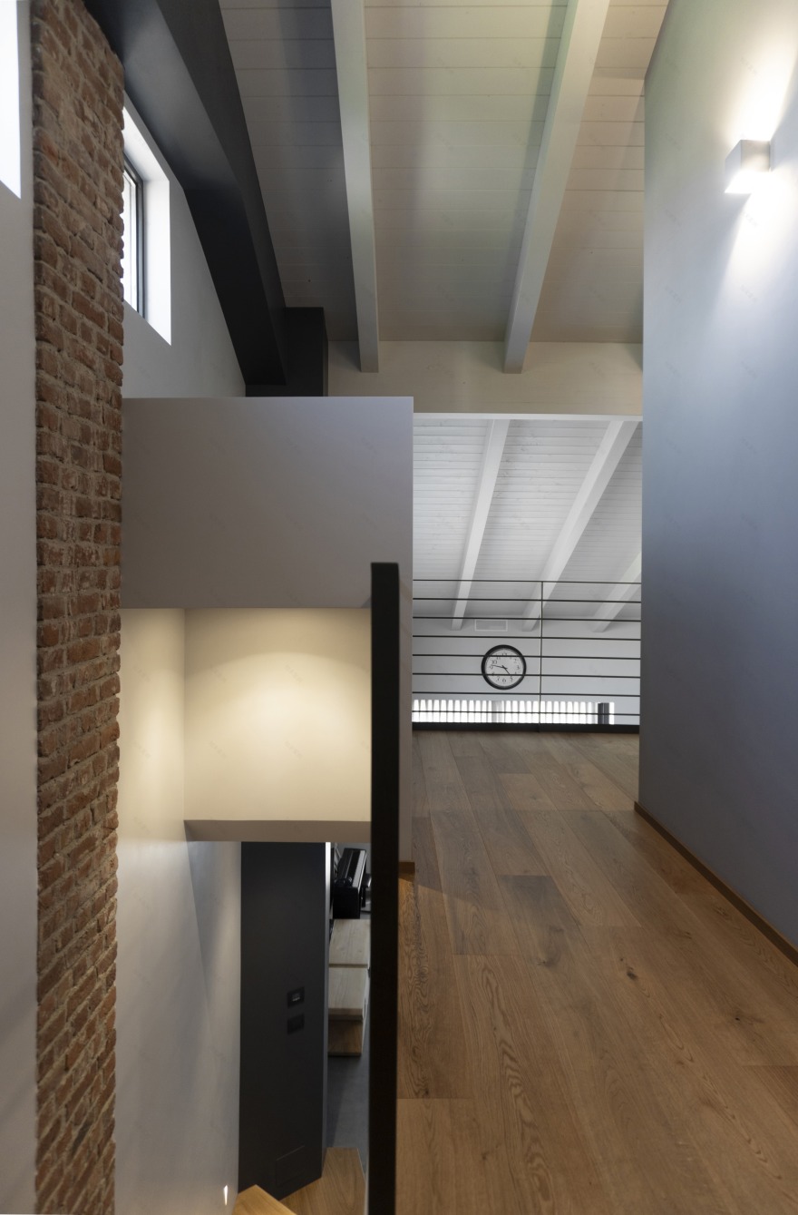 乡村旧屋翻新,金属屏风打造舒适居住环境-8