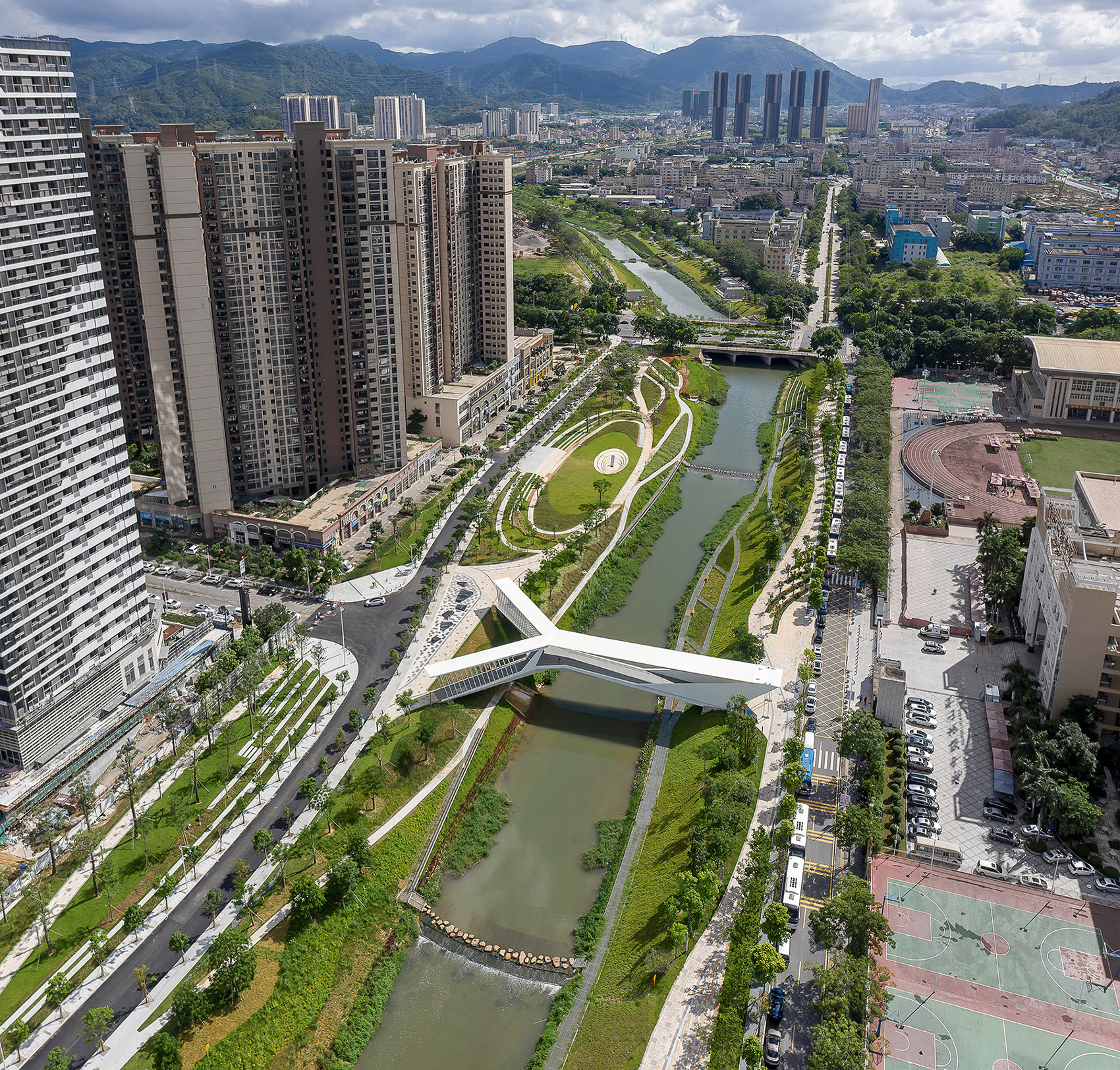 深圳坪山高级中学跨河人行桥-10