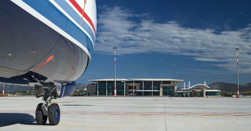 Olbia 机场别墅风格航站楼,精巧细节与自然融合-2