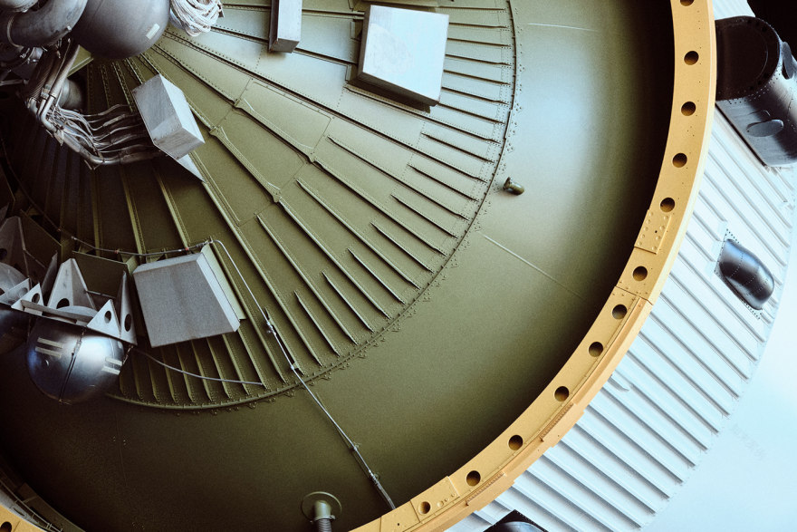 Zac Henderson 打造工业风 Saturn V 火箭内部空间设计-3