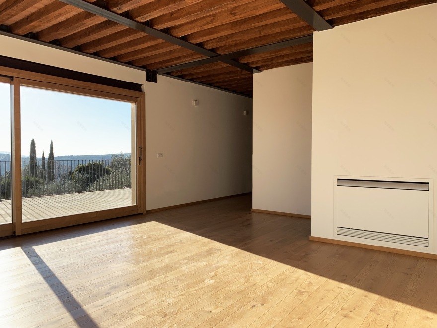 嵌入山丘的简约之家-4