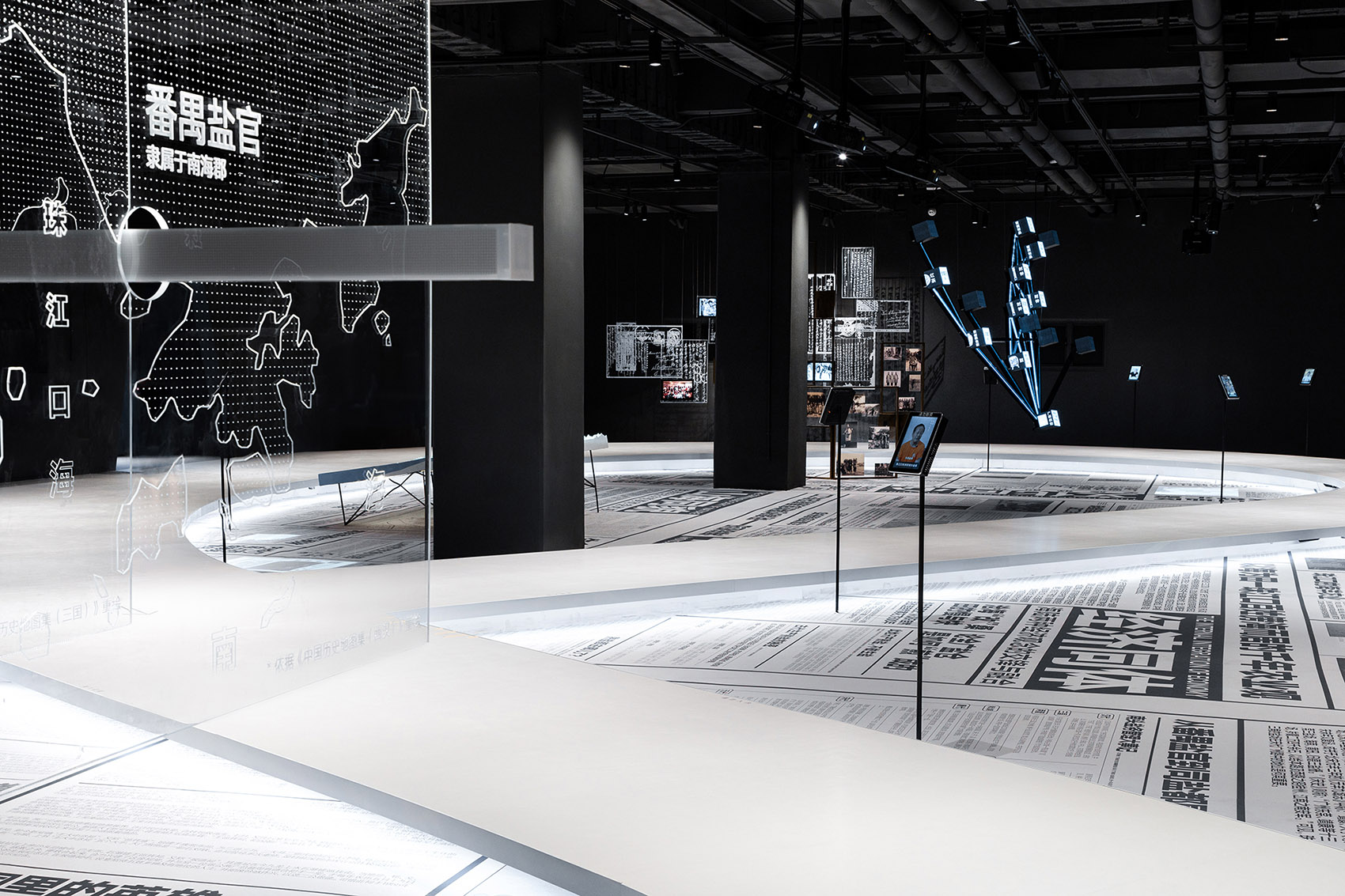 《万化同源》展览 | 超级报纸重织时空，打造全景式体验-32