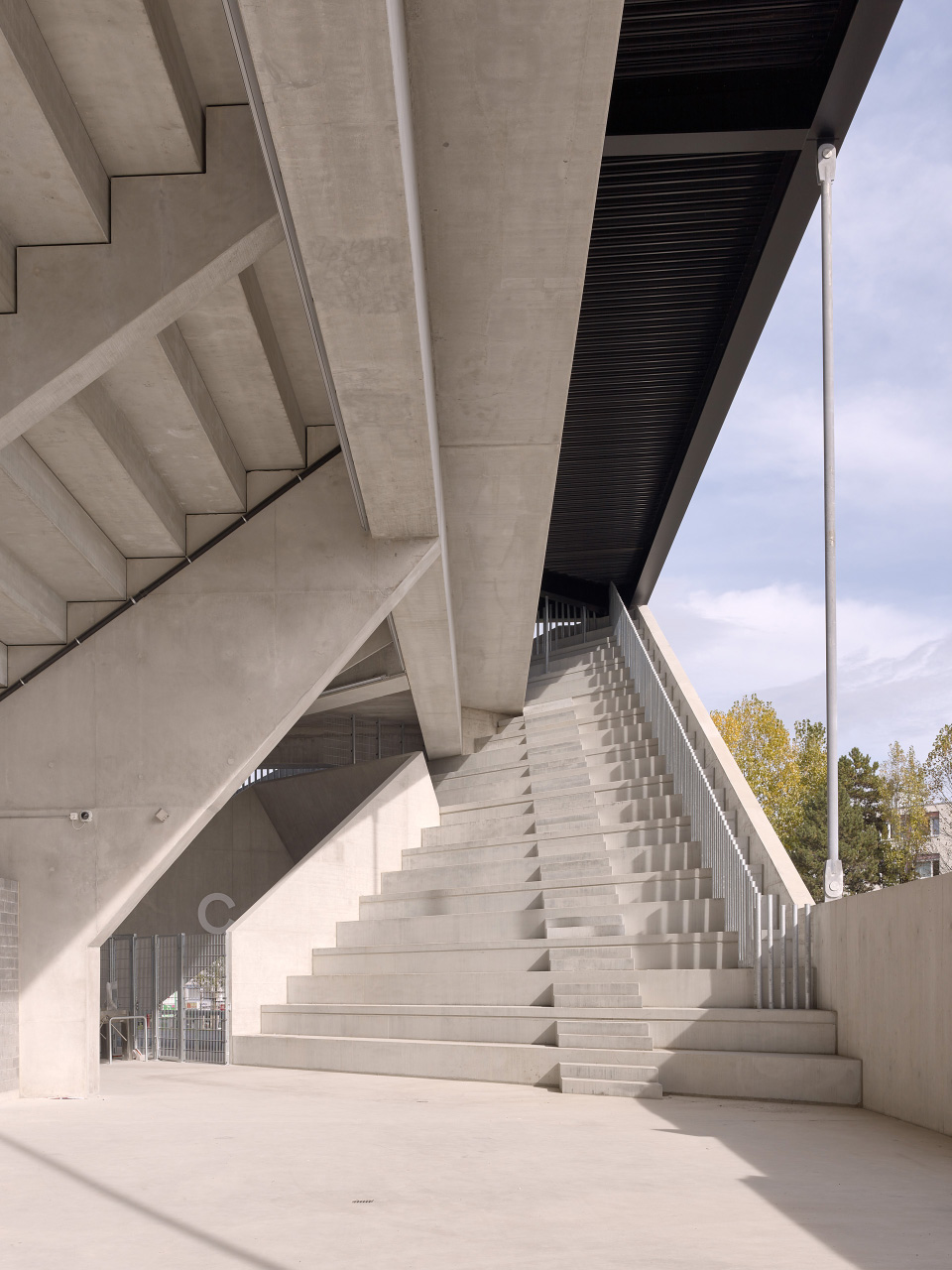 洛桑市新足球场馆，瑞士/散发宁静感的市郊体育设施-76