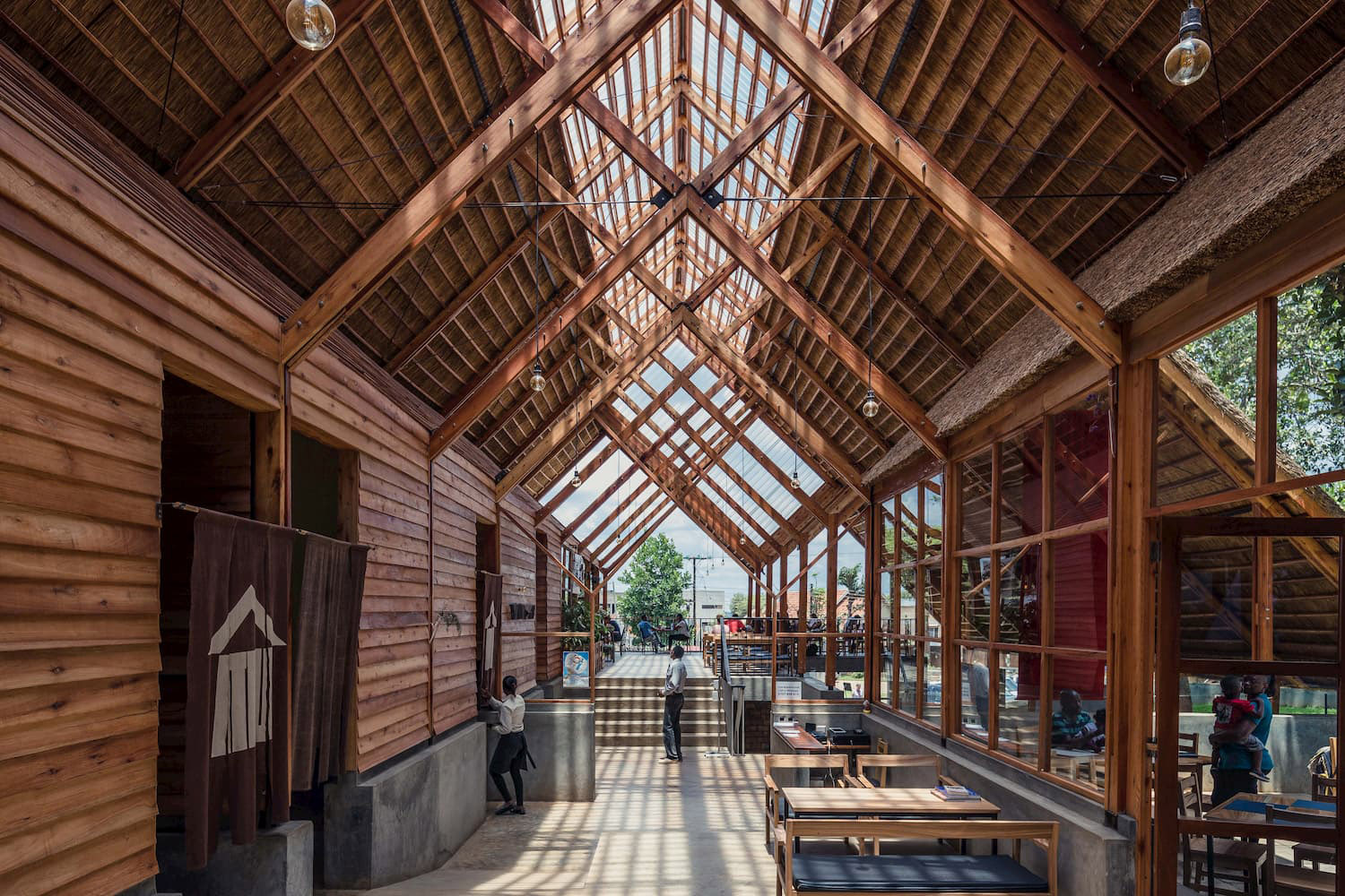 Yamasen日式餐厅，乌干达/桉树木材屋顶下的惬意清凉空间-26