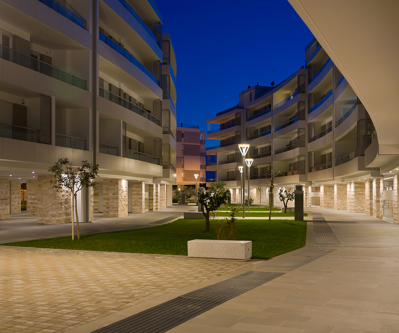 海滨城市新地标 · 意大利 Bari 公寓建筑-8