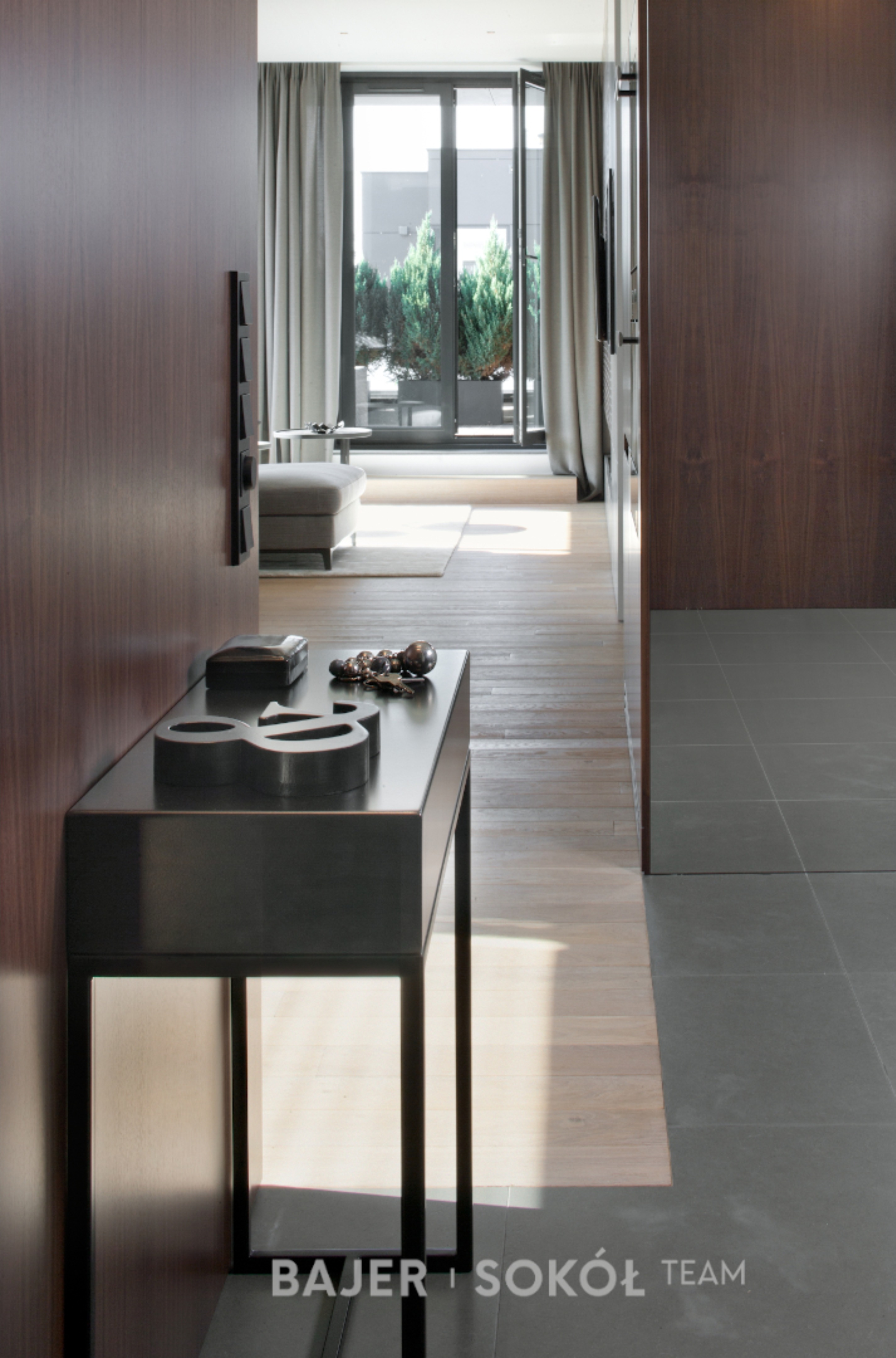 华沙中心小公寓,美式核桃木与灰岩的温馨空间-2