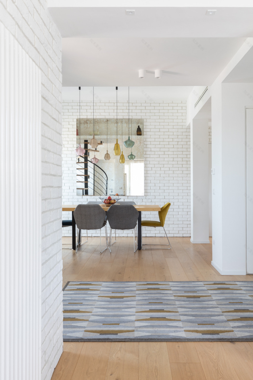 融合极简与装饰艺术的罗马公寓改造-0