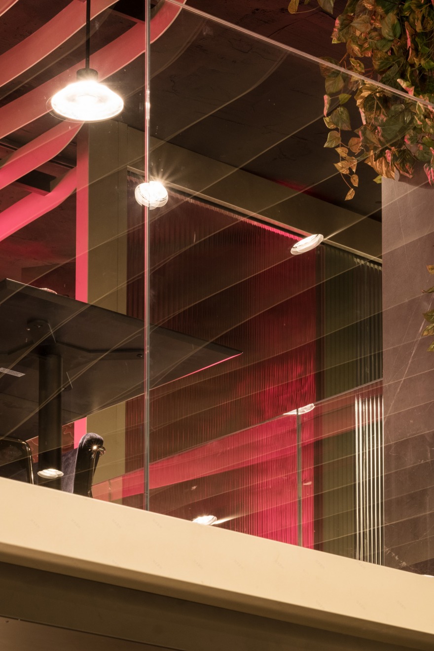 Milan 繁华中心的戏剧性餐厅-60