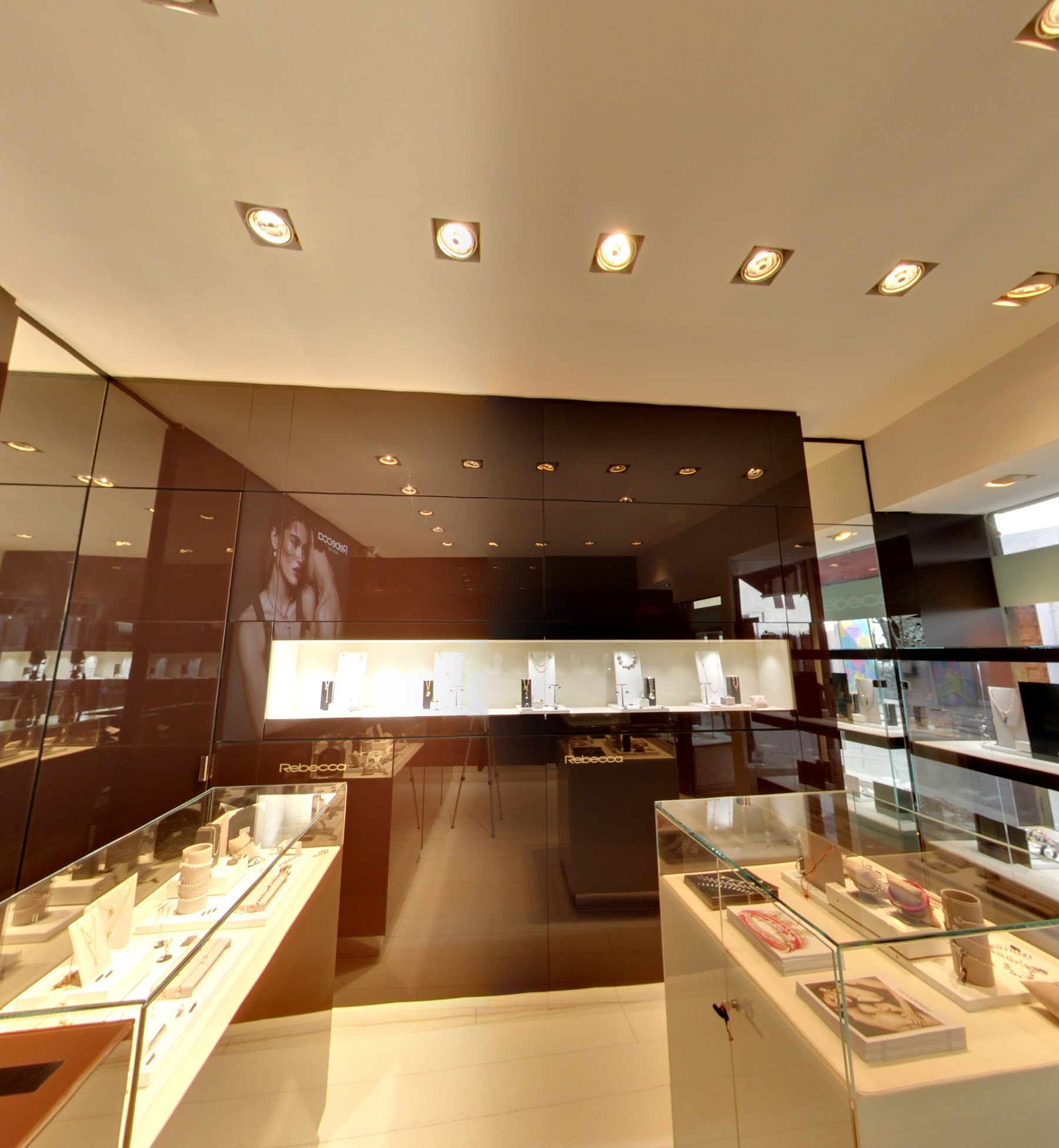 威尼斯 Rebecca 商店 | 简约优雅的室内设计-3