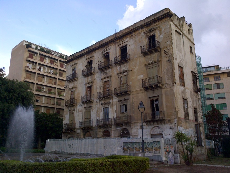 历史与现代交融的“第十三受害者广场”建筑改造-38