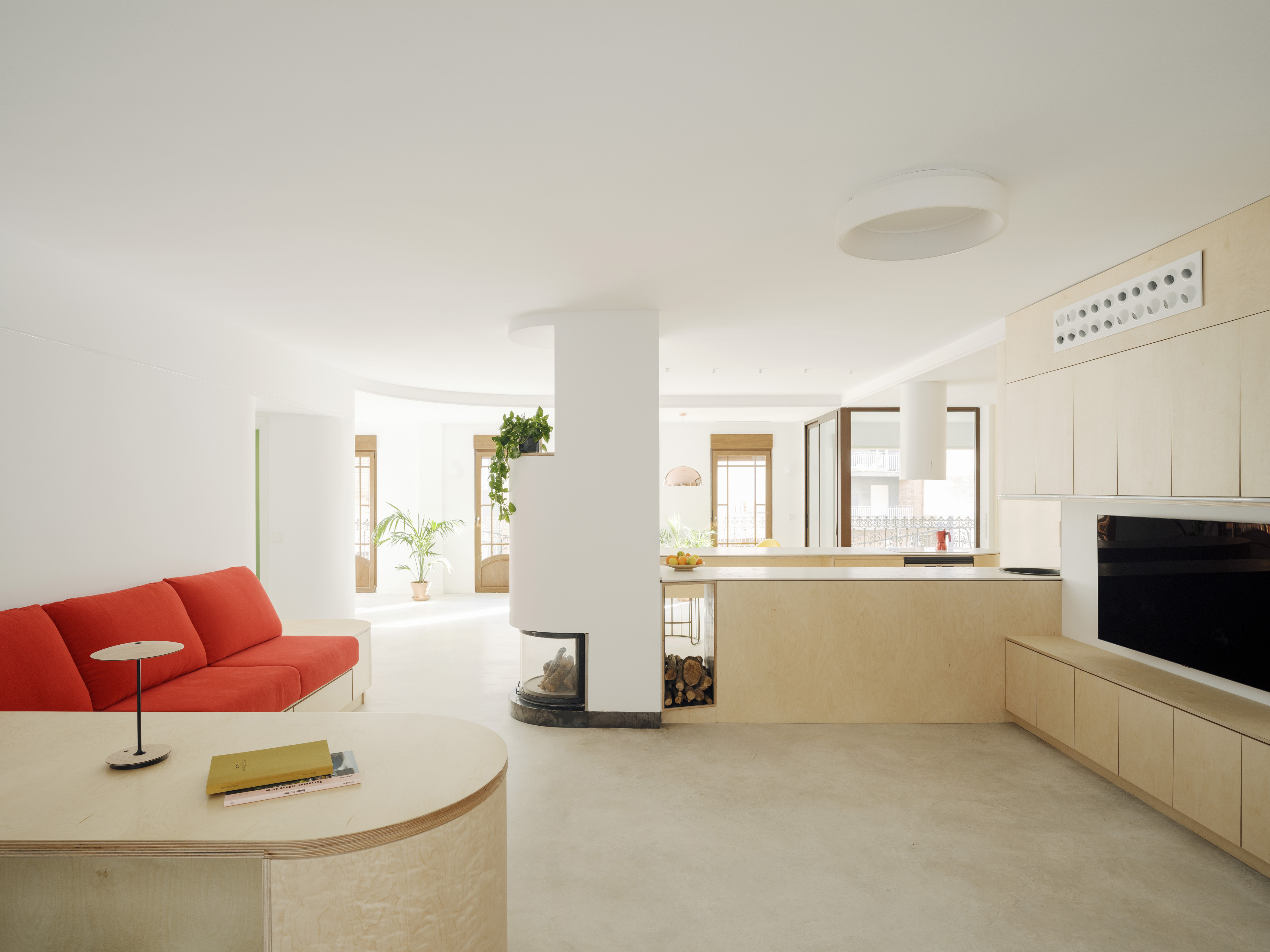 巴西风情融入西班牙小屋 | 环火舞动的居住艺术-2